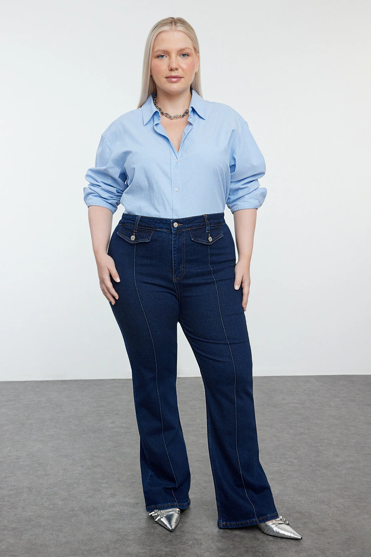 Bild von Trendyol Curve Dunkelblaue Jeans In Großen Größen Mit Hoher Taille Und Taschen Spanish Leg für Damen - 50