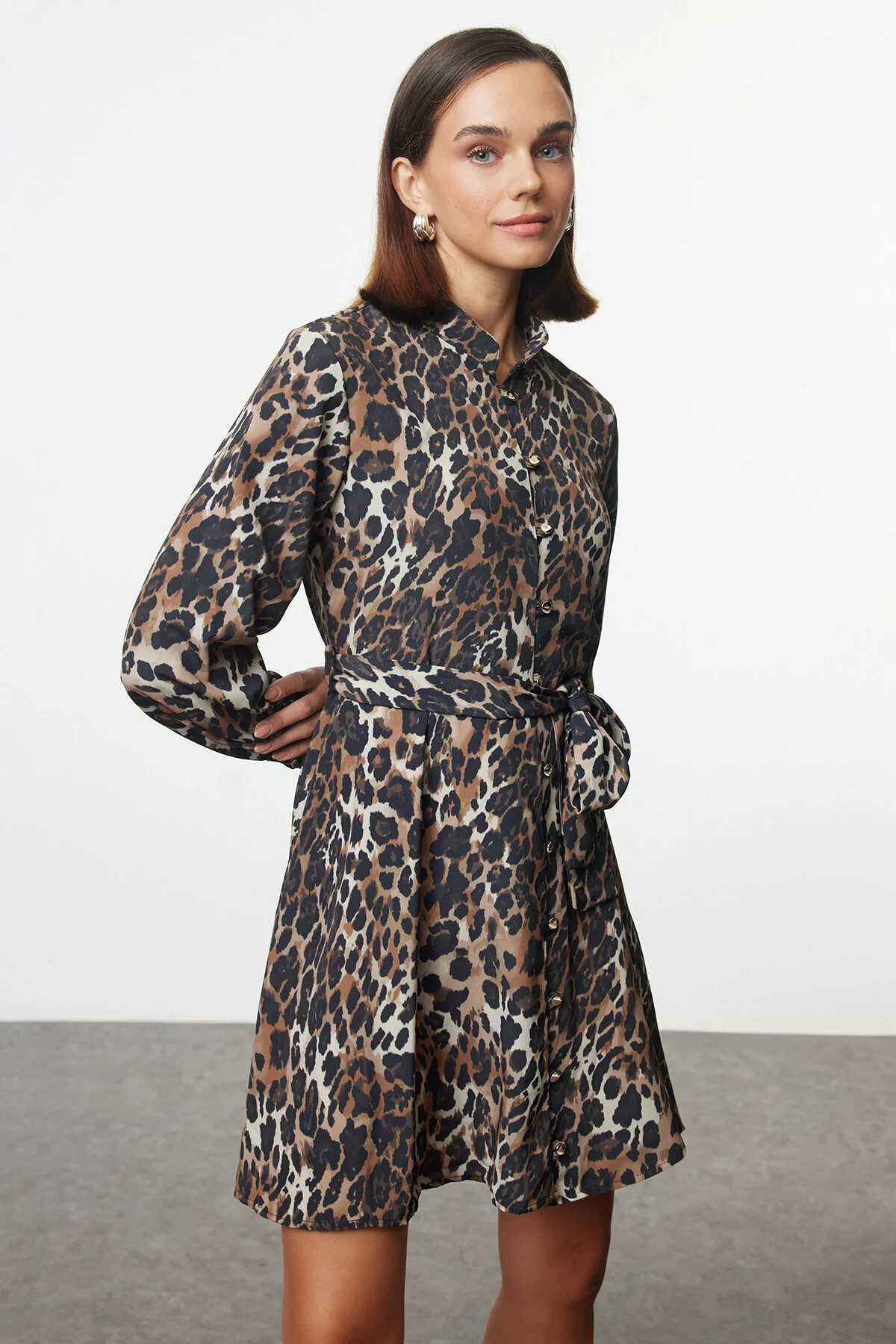 Bild von Trendyol Collection Braunes Mini-hemdkleid Mit Leopardenmuster Und Gürtel Twoaw25el00163 für Damen - 42