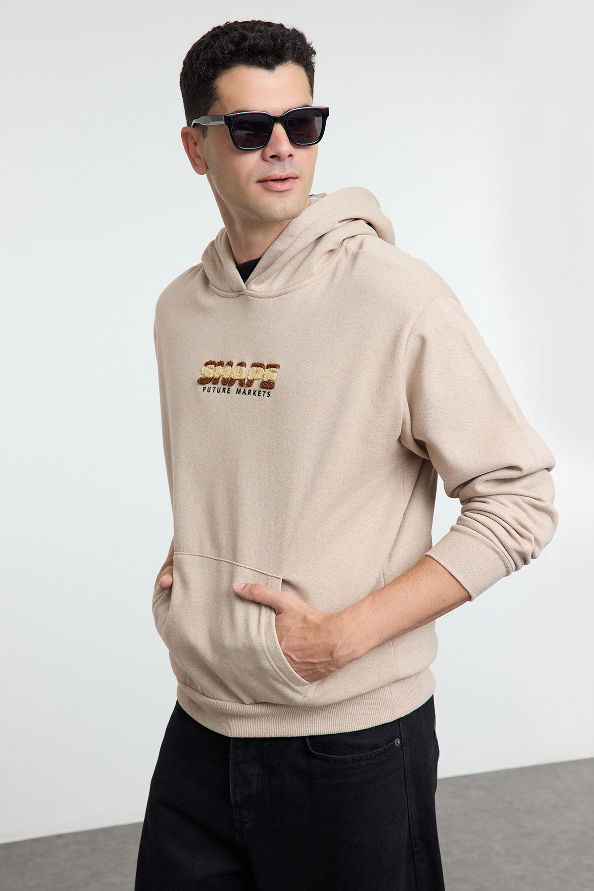 Bild von Trendyol Collection Nerzfarbenes, Übergroßes/breit Geschnittenes Fleece-sweatshirt Mit Kapuze Und Textdruck für Herren - 2XL