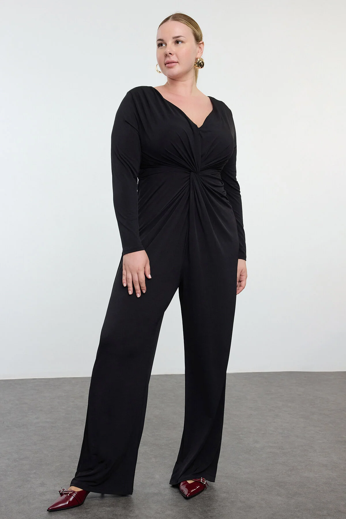 Bild von Trendyol Curve Schwarzer Strick-jumpsuit Mit V-ausschnitt Und Knotendetail, Große Größe für Damen - 3XL