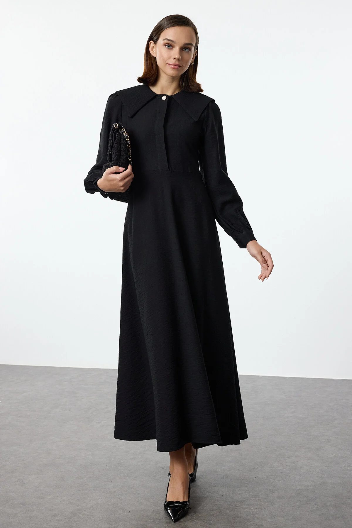 Bild von Trendyol Modest Schwarzes Gewebtes Kleid Mit Knopfdetail – Babyhalsband für Damen - 34