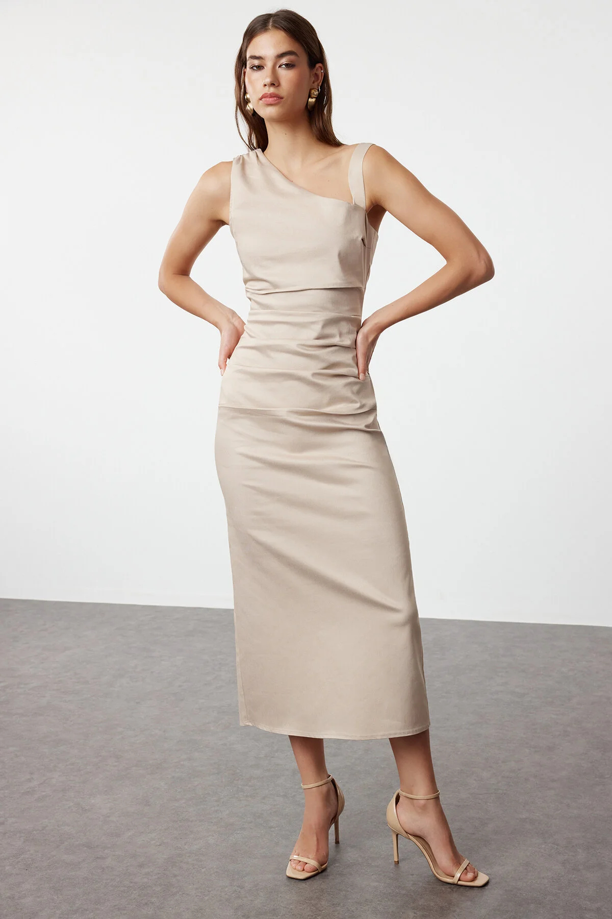 Bild von Trendyol Collection Beiges Gewebtes Midikleid Mit Asymmetrischem Kragen – Limitierte Auflage für Damen - 38