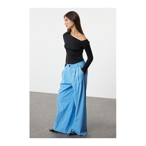 Bild von Trendyol Collection Schwarzer Stretch-strickbody mit asymmetrischem Kragen für Damen