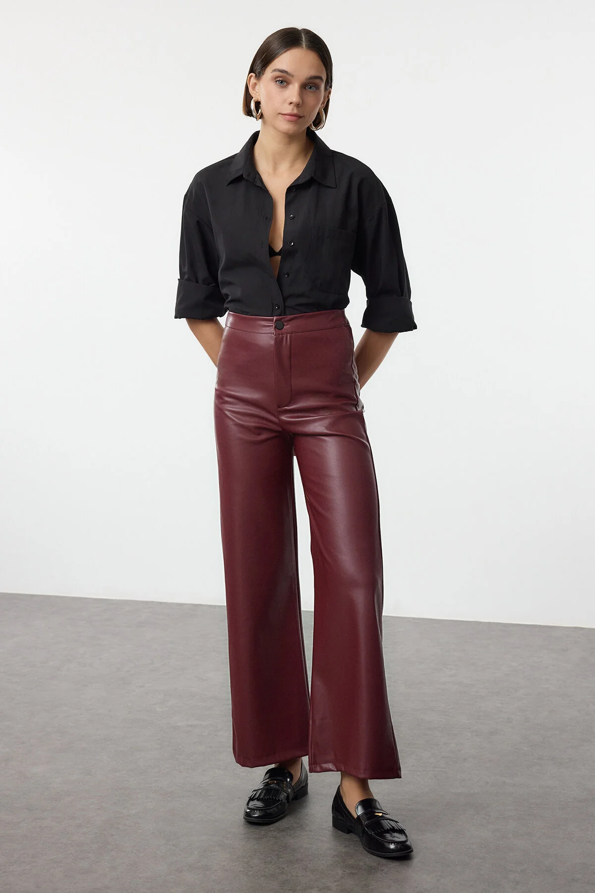 Bild von Trendyol Collection Burgunderrote Hose Mit Weitem Bein Aus Kunstleder – Taschendetail, für Damen - M