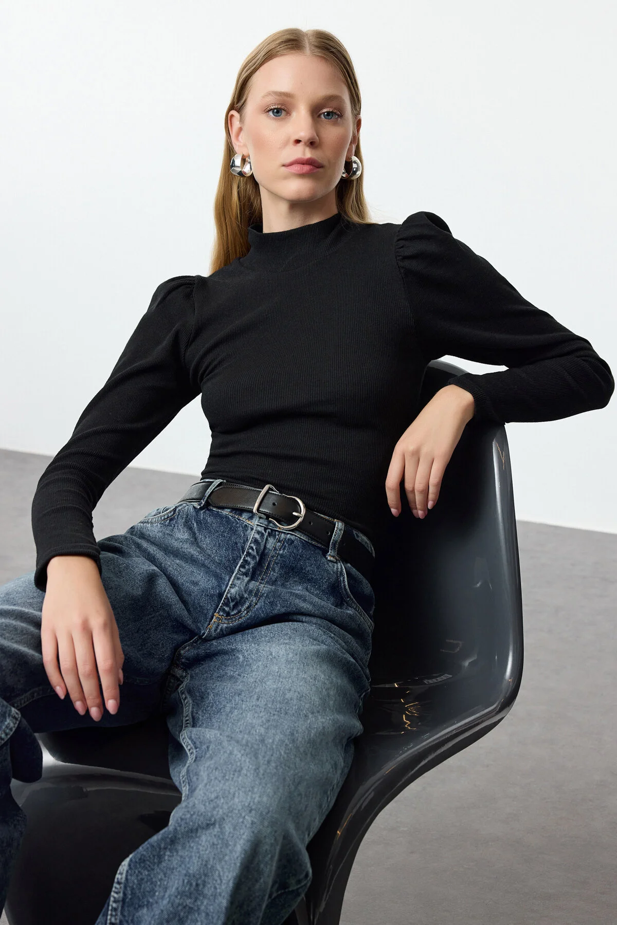Bild von Trendyol Collection Dehnbare, Kordelgebundene Schwarze Strickbluse – Stehkragen, Ballonärmel für Damen - L