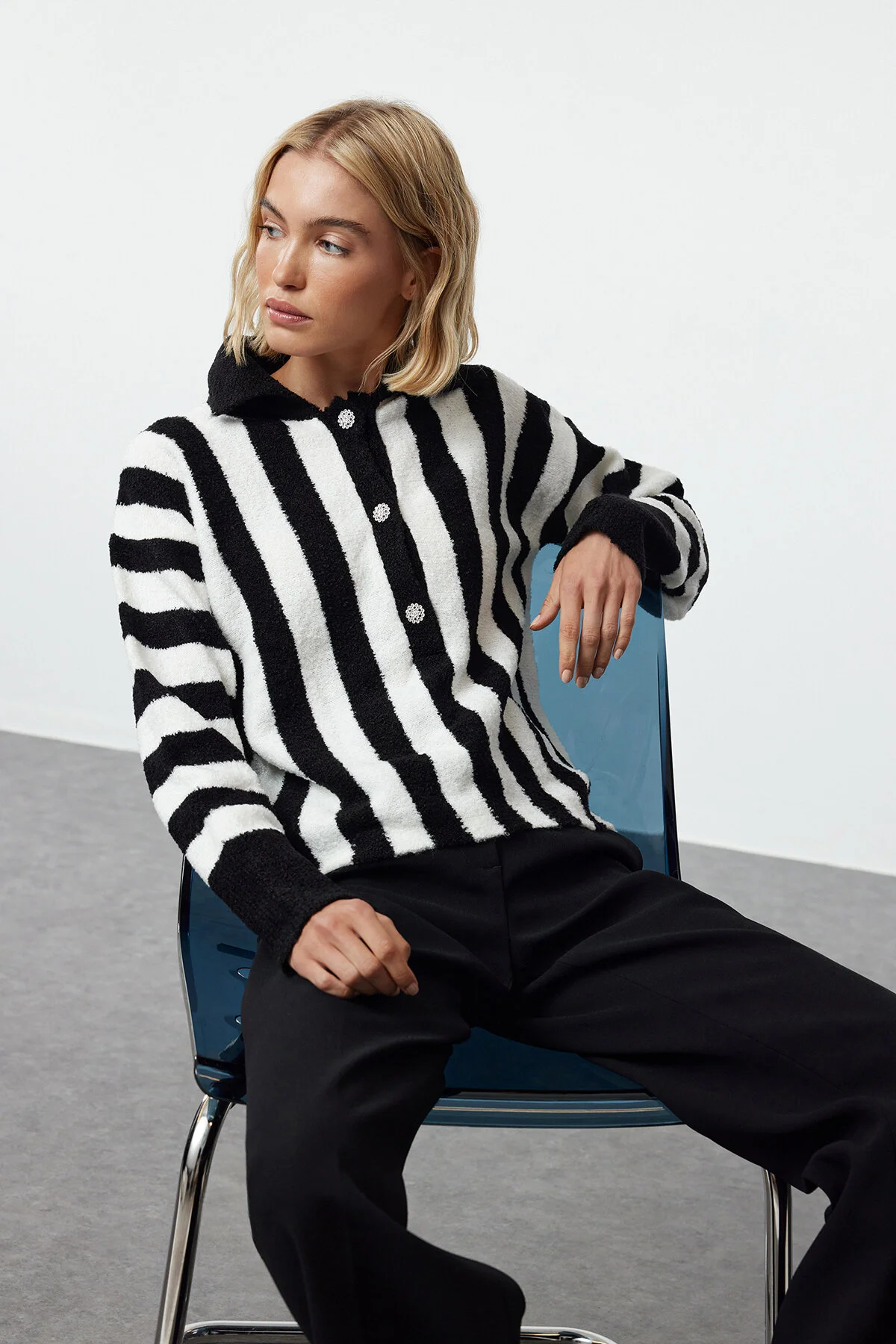 Bild von Trendyol Collection Weich Strukturierter Gestreifter Bouclé-strickpullover Schwarz Twoaw25kz00188 für Damen - M