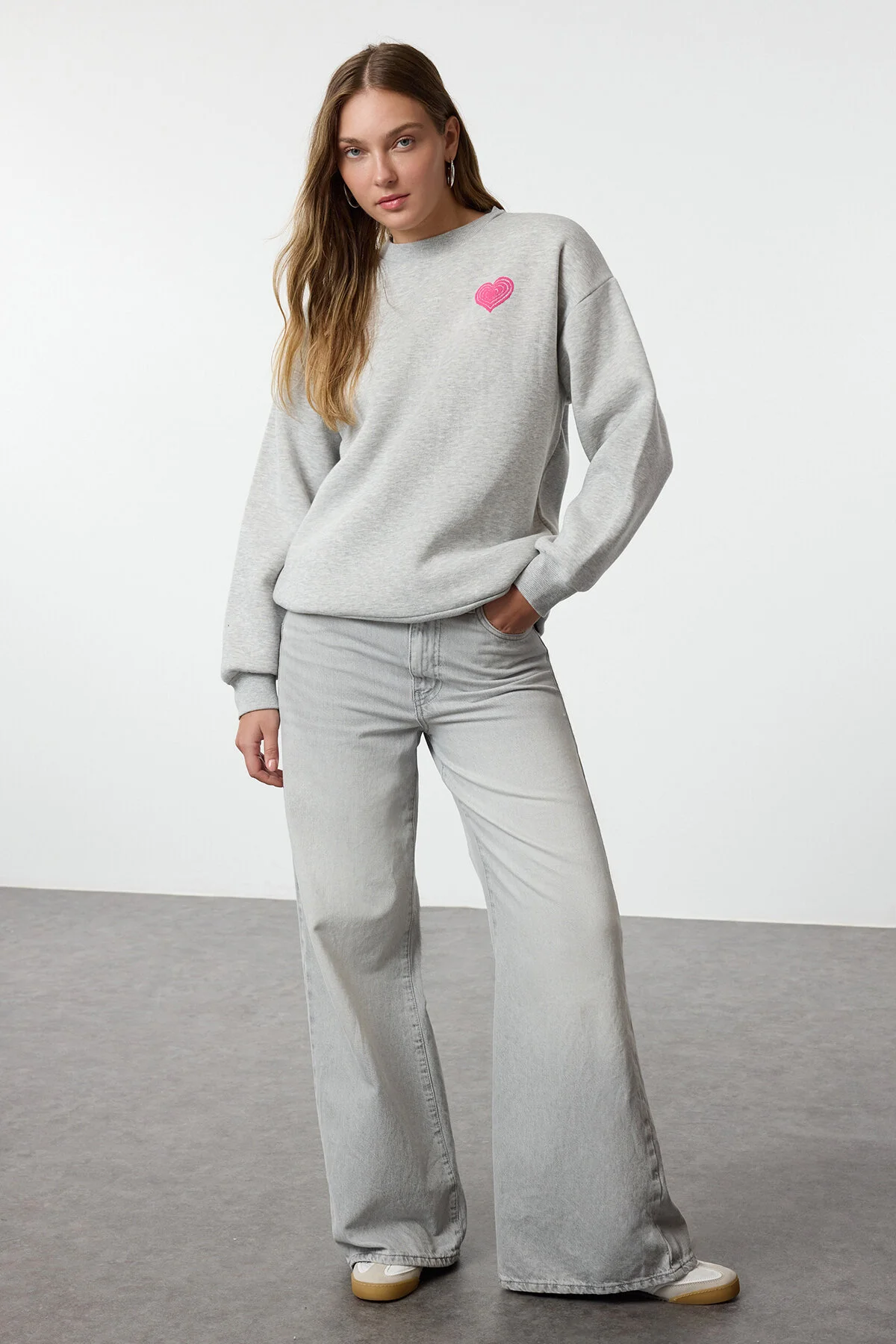 Bild von Trendyol Collection Fleece-sweatshirt In Übergröße, Grau Meliert, Mit Geprägtem Aufdruck Auf Brust Und Rücken Twoaw24sw00226 für Damen - S