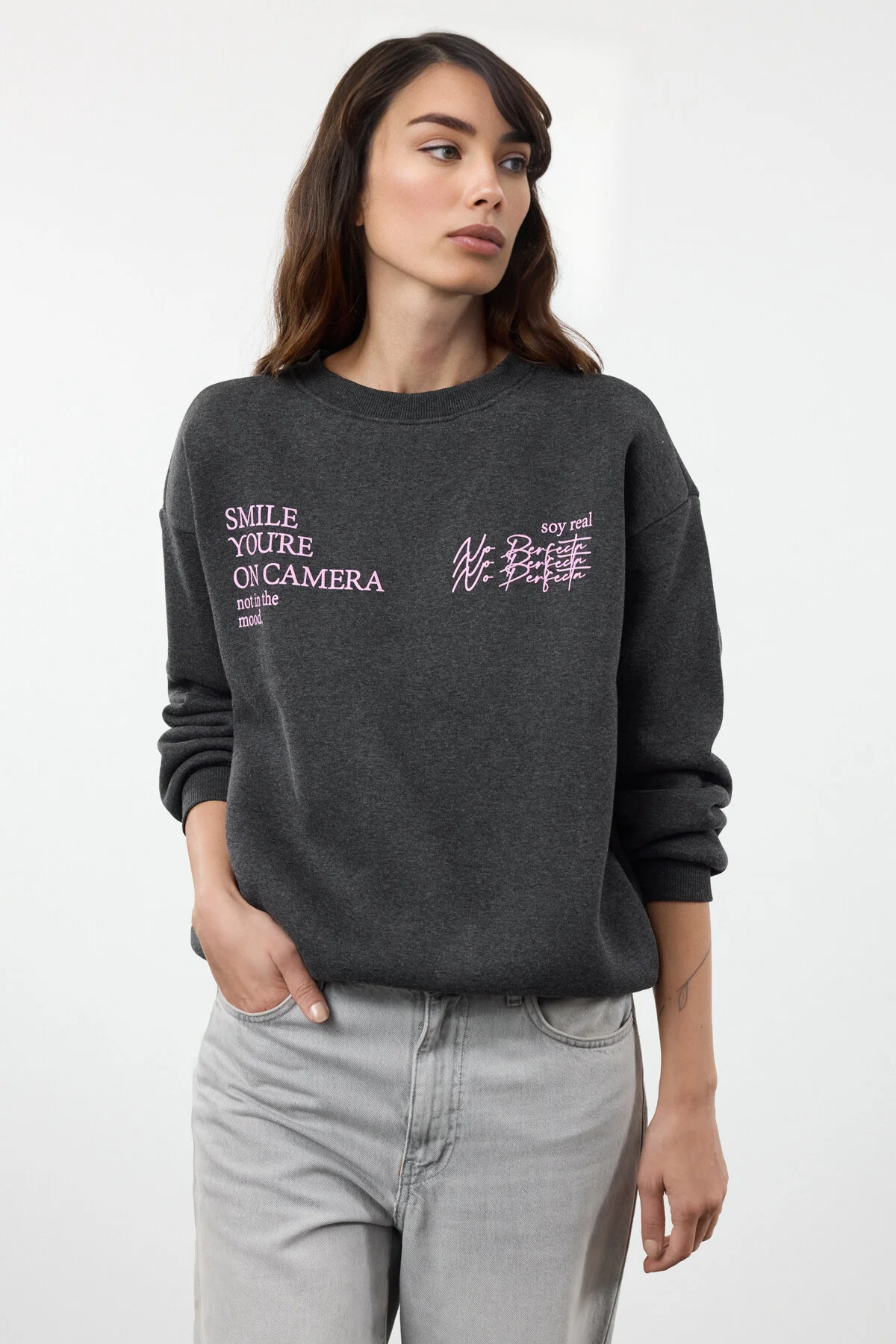 Bild von Trendyol Collection Fleece-strick-sweatshirt Mit Rundhalsausschnitt – Dunkelanthrazit, Bedruckt, Dicke Innenseite – für Damen - M