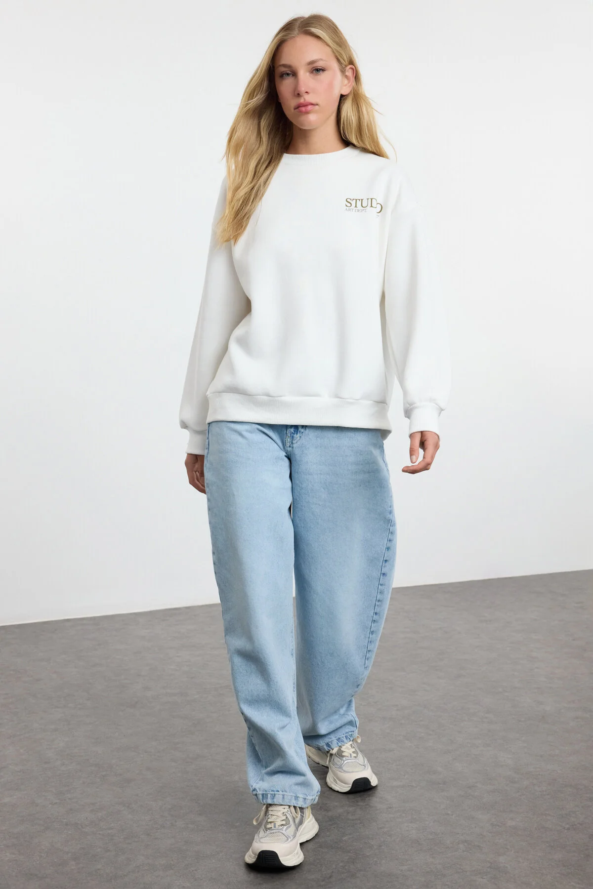 Bild von Trendyol Collection Fleece-sweatshirt In Ecru, Mit Printdetail Auf Der Rückseite, Dicke Innenseite, Normale Passform für Damen - S