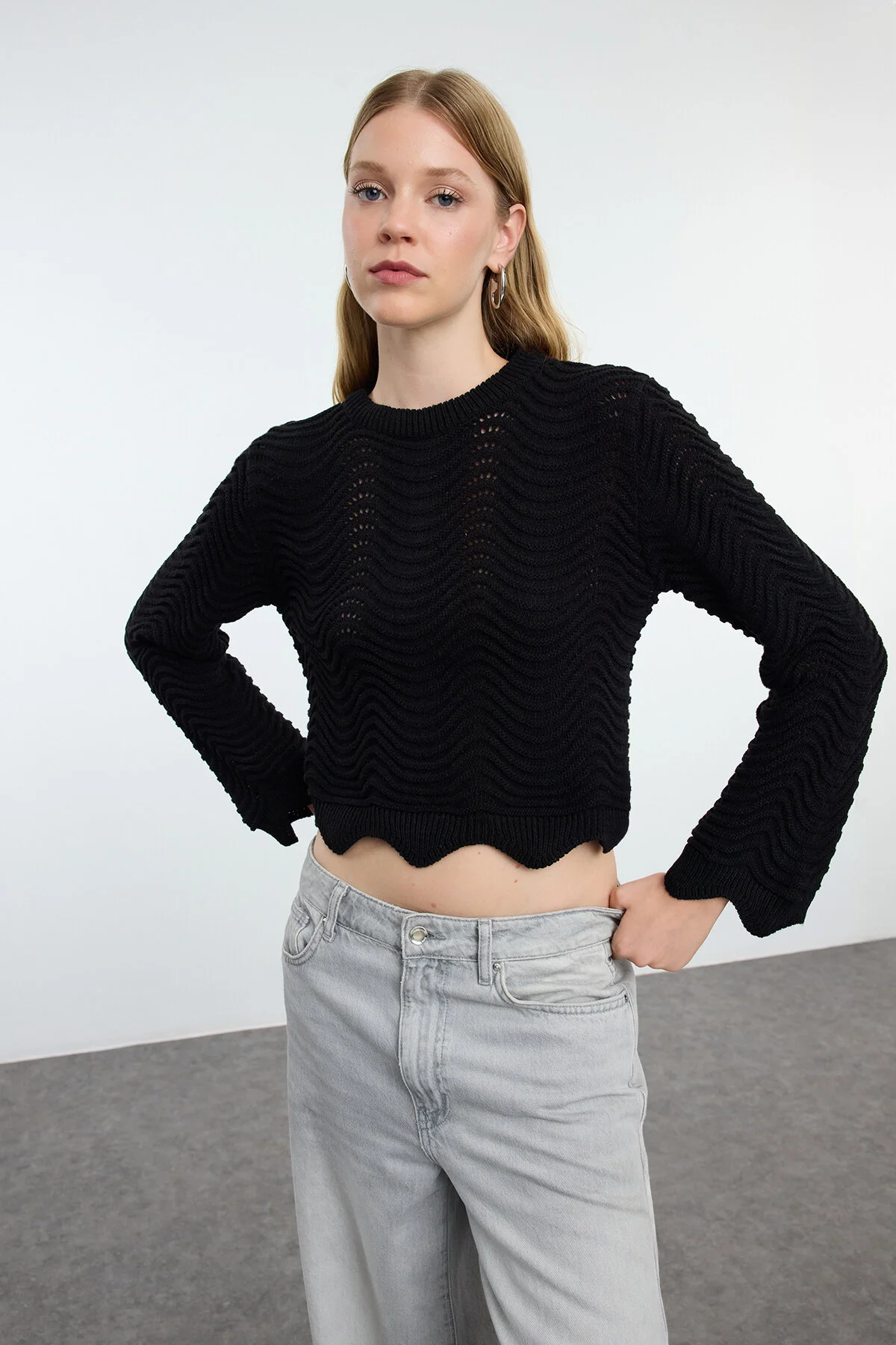 Bild von Trendyol Collection Schwarzer Strickpullover Mit Rundhalsausschnitt – Crop Openwork/pierced für Damen - M
