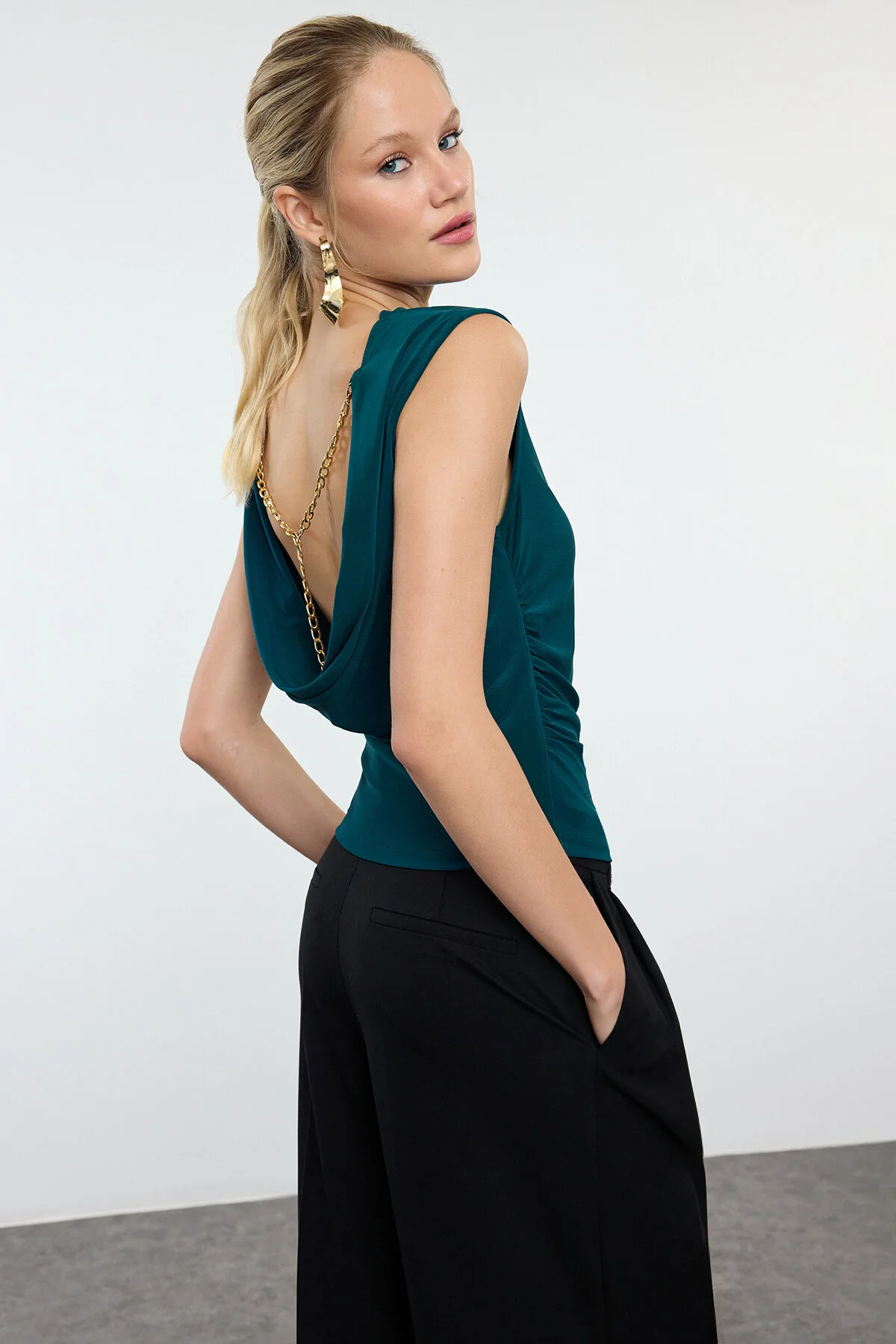 Bild von Trendyol Collection Smaragdgrüne Degaje-strickbluse Mit Kragen- Und Kettenaccessoire Und Rückendetail – für Damen - 34