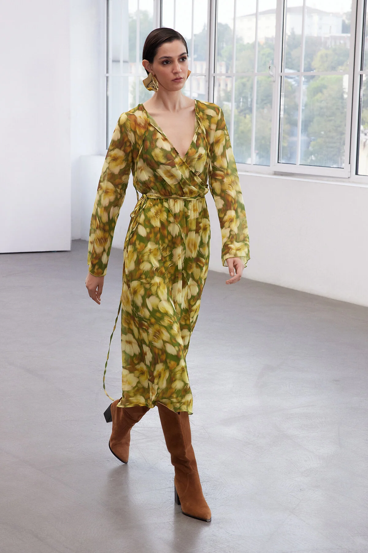 Bild von Trendyol Collection Gelbes Midi-chiffonkleid – A-linie, Zweireiher-detail, Limited Edition Twoaw25el00288 für Damen - 42