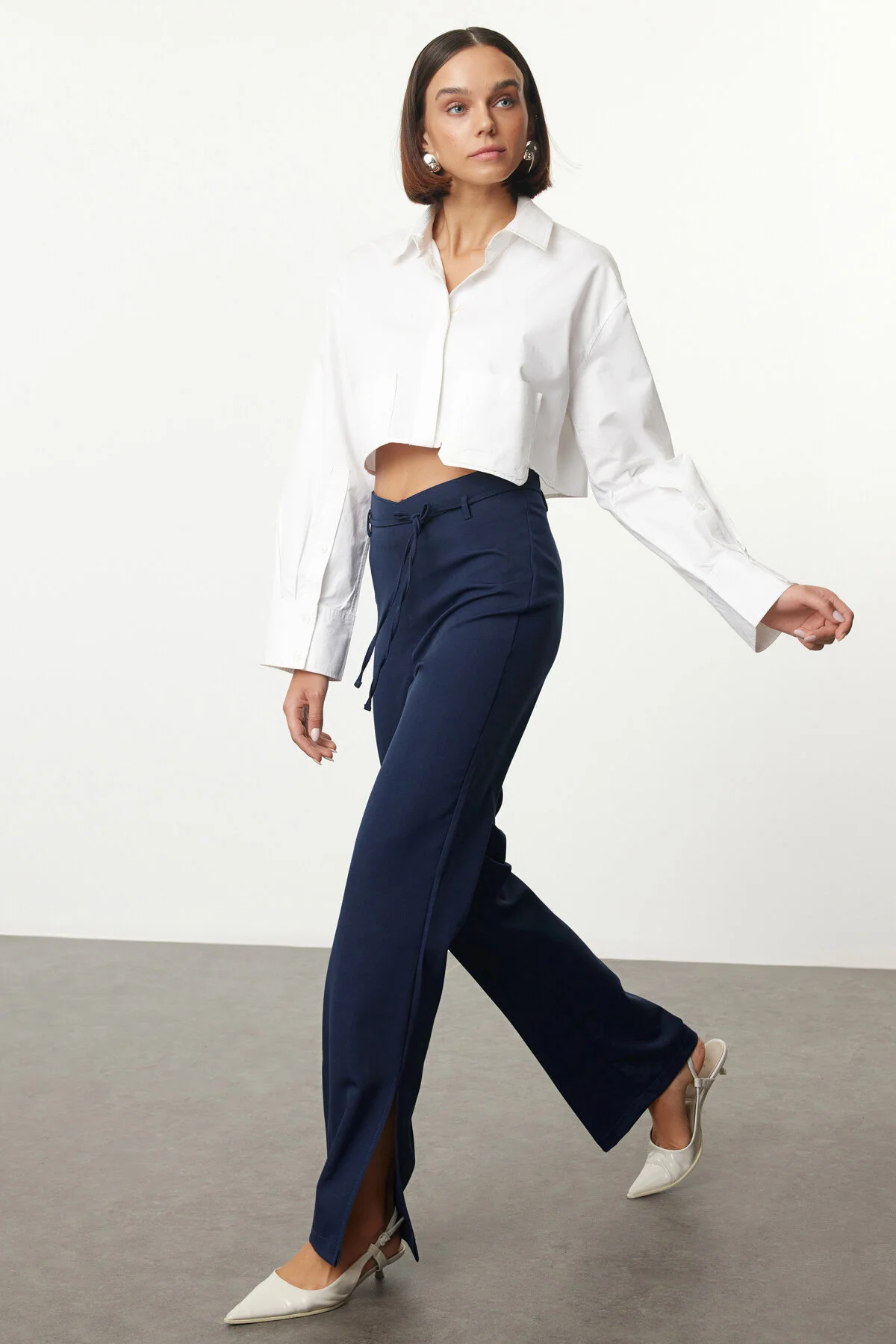 Bild von Trendyol Collection Marineblaue Hose Aus Gewebtem Stoff Mit V-taillendetail für Damen - 38