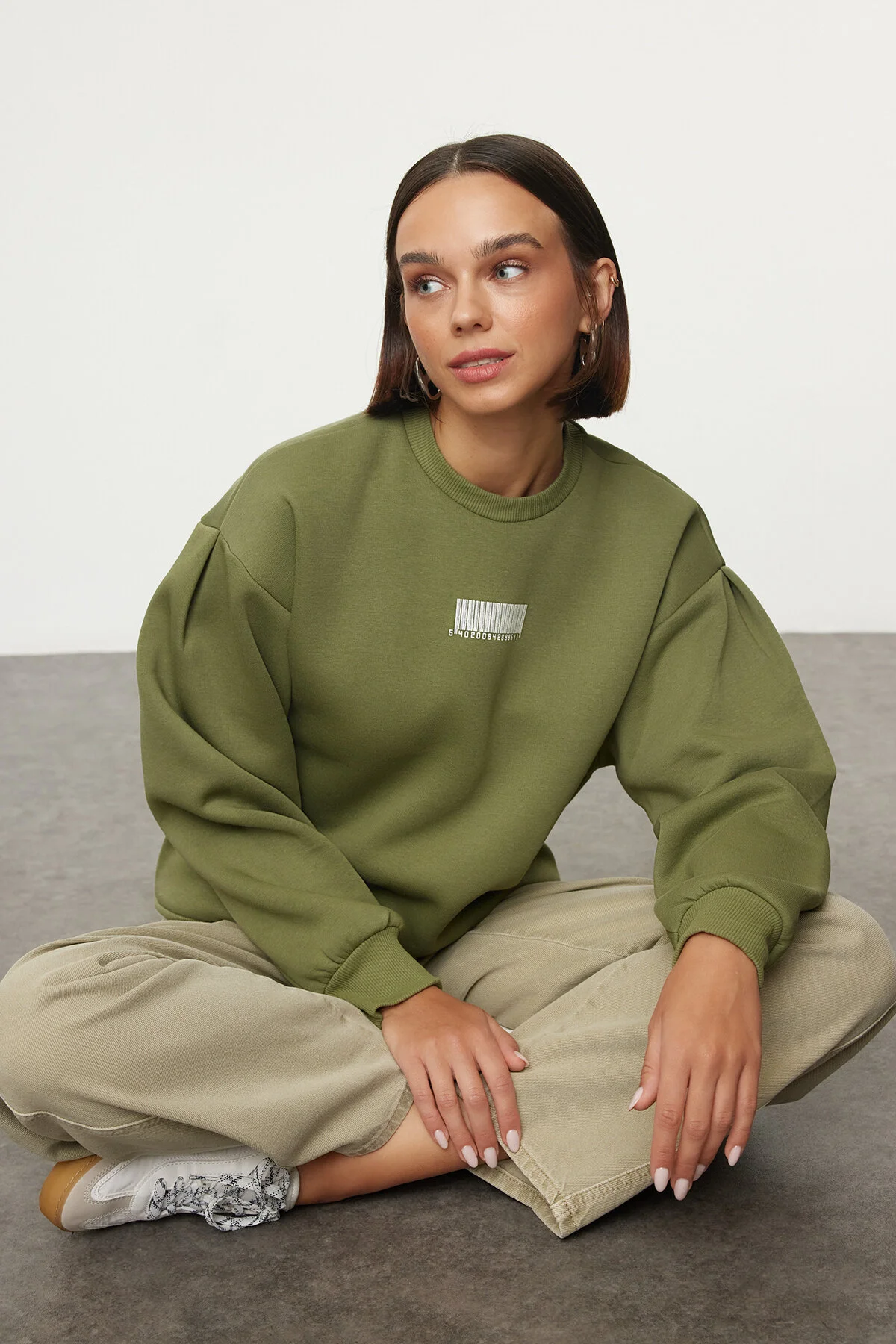 Bild von Trendyol Collection Khakifarbenes Strick-sweatshirt Mit Ballonärmeln – Dicke Innenseite, Fleece, Minimaler Aufdruck Twoaw22sw1864 für Damen - L