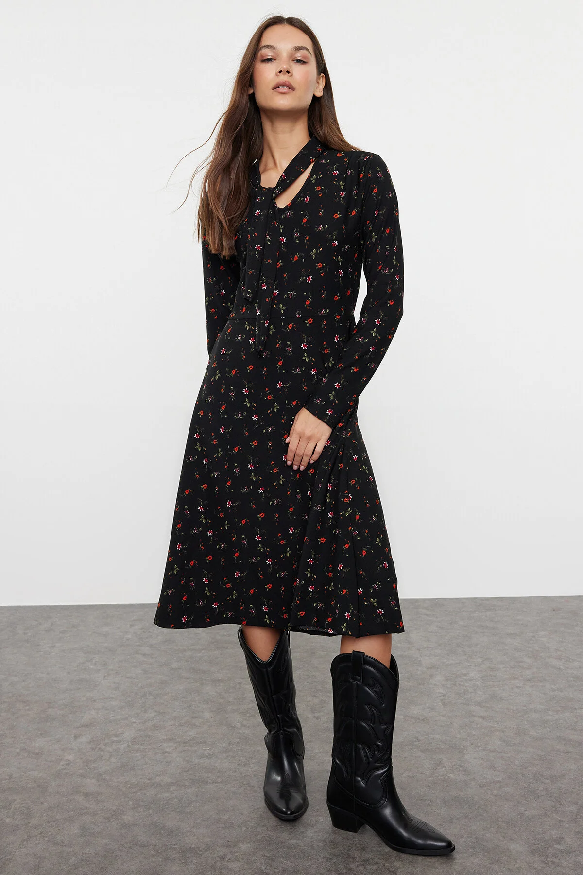 Bild von Trendyol Collection Dehnbares Gestricktes Maxikleid Schwarzer Blumendruck, Taillierte Passform, Bindedetail Am Hals für Damen - M