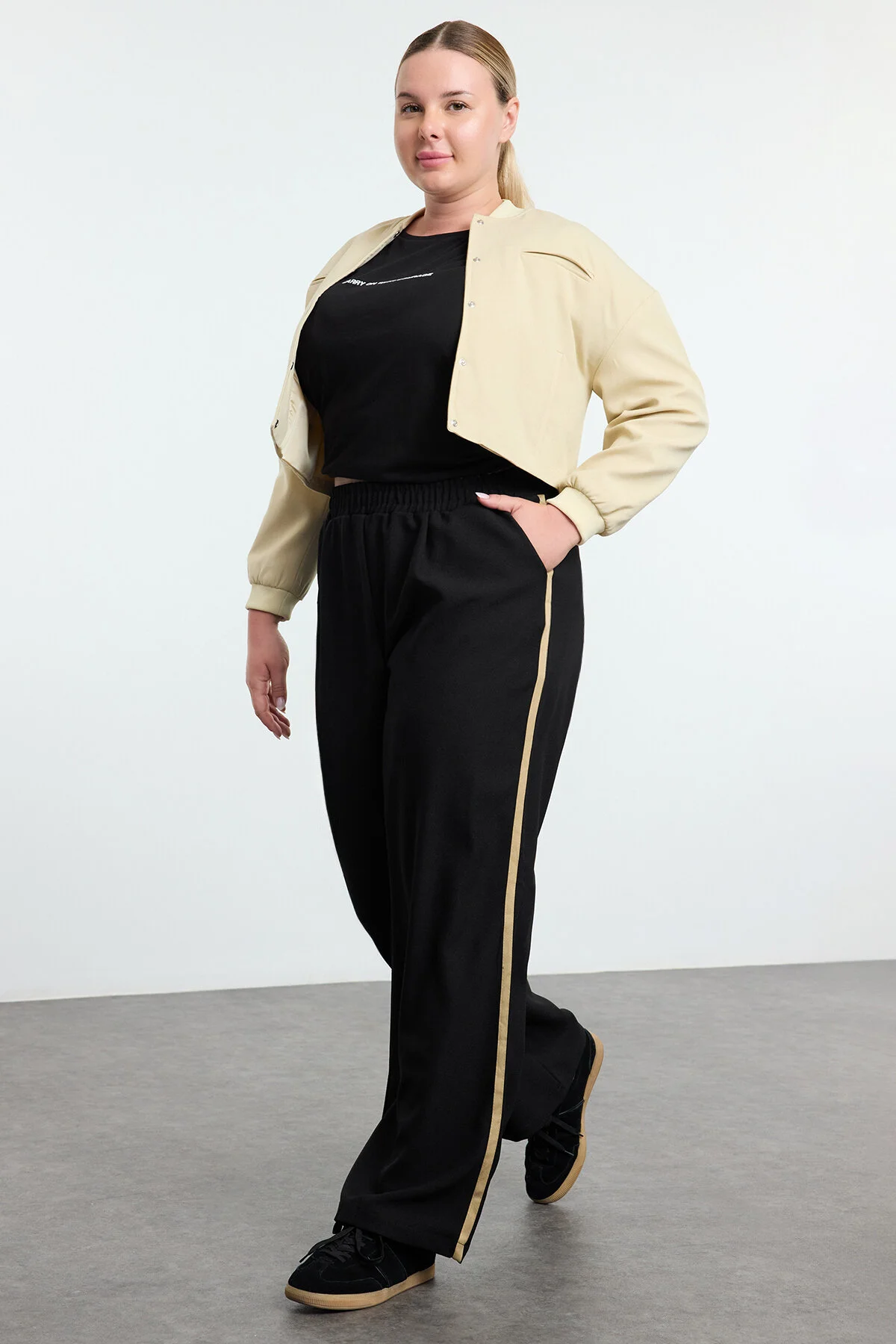 Bild von Trendyol Curve Schwarze, Flexible, Elastische, Gewebte Hose In Übergröße für Damen - 48