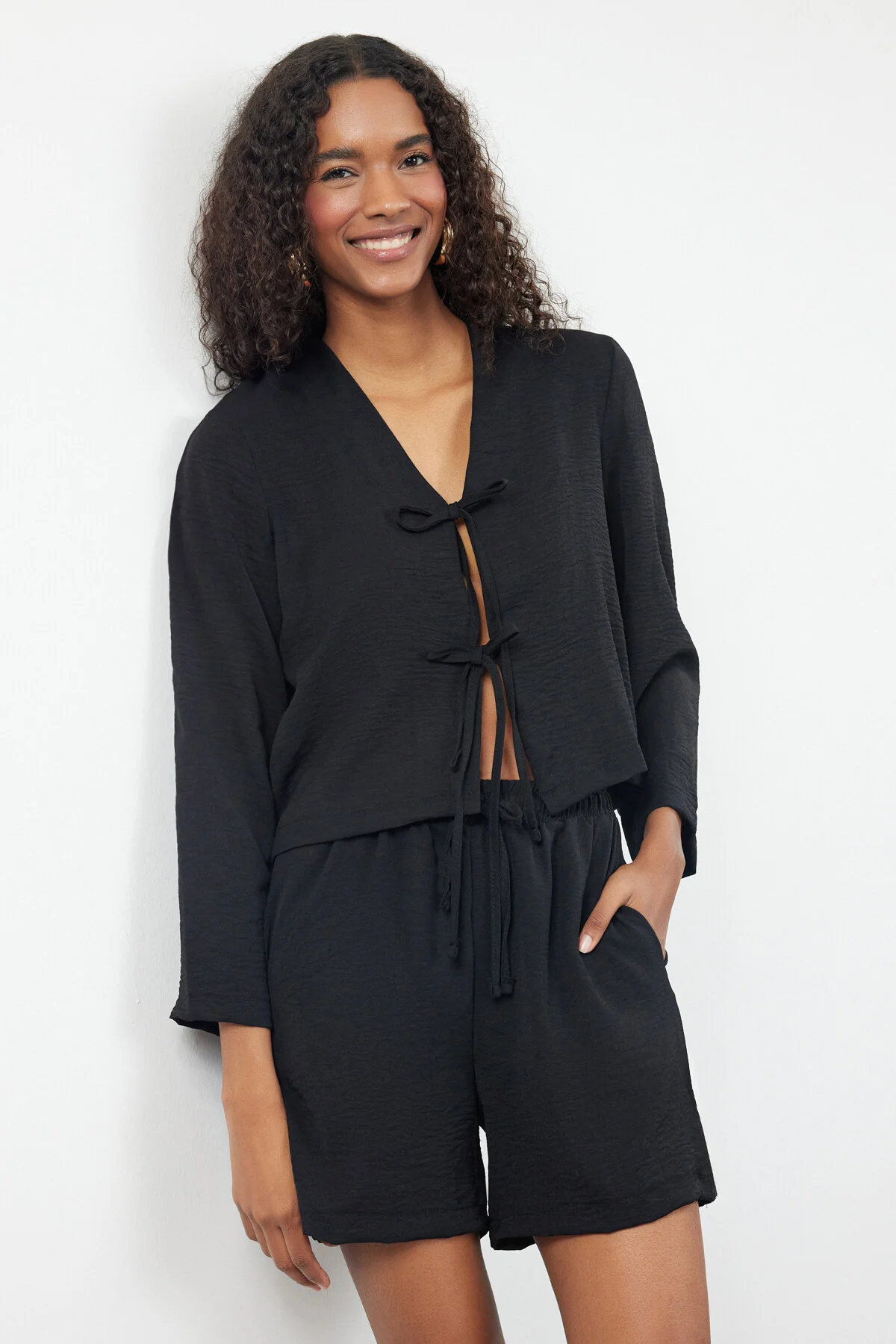 Bild von Trendyol Collection Schwarzes, Vorne Gebundenes, Detailliertes, Gewebtes Blusen-shorts-set für Damen - 36
