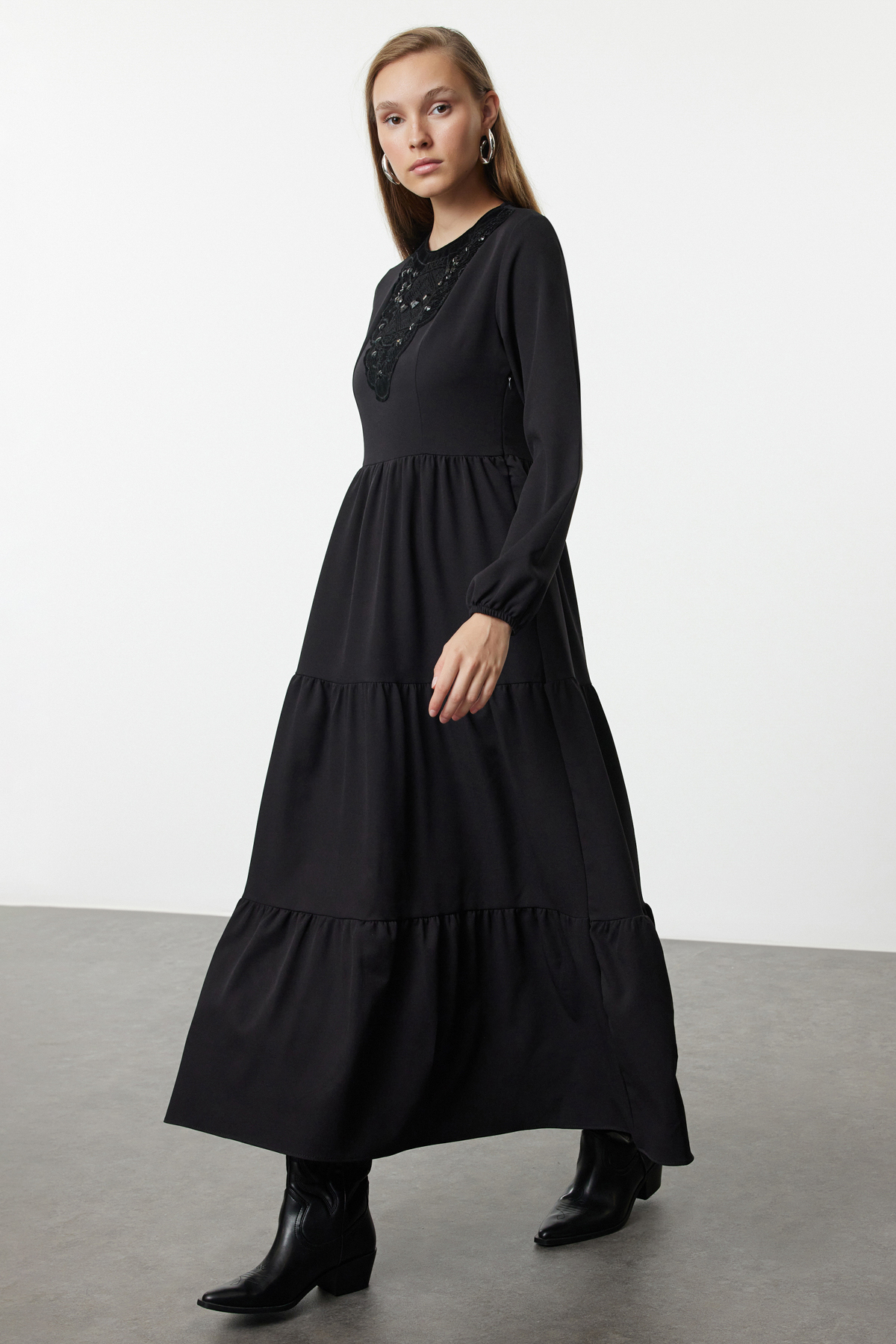 Bild von Trendyol Modest Gewebtes Kleid Schwarzes Steinstickerei-detail für Damen - 36