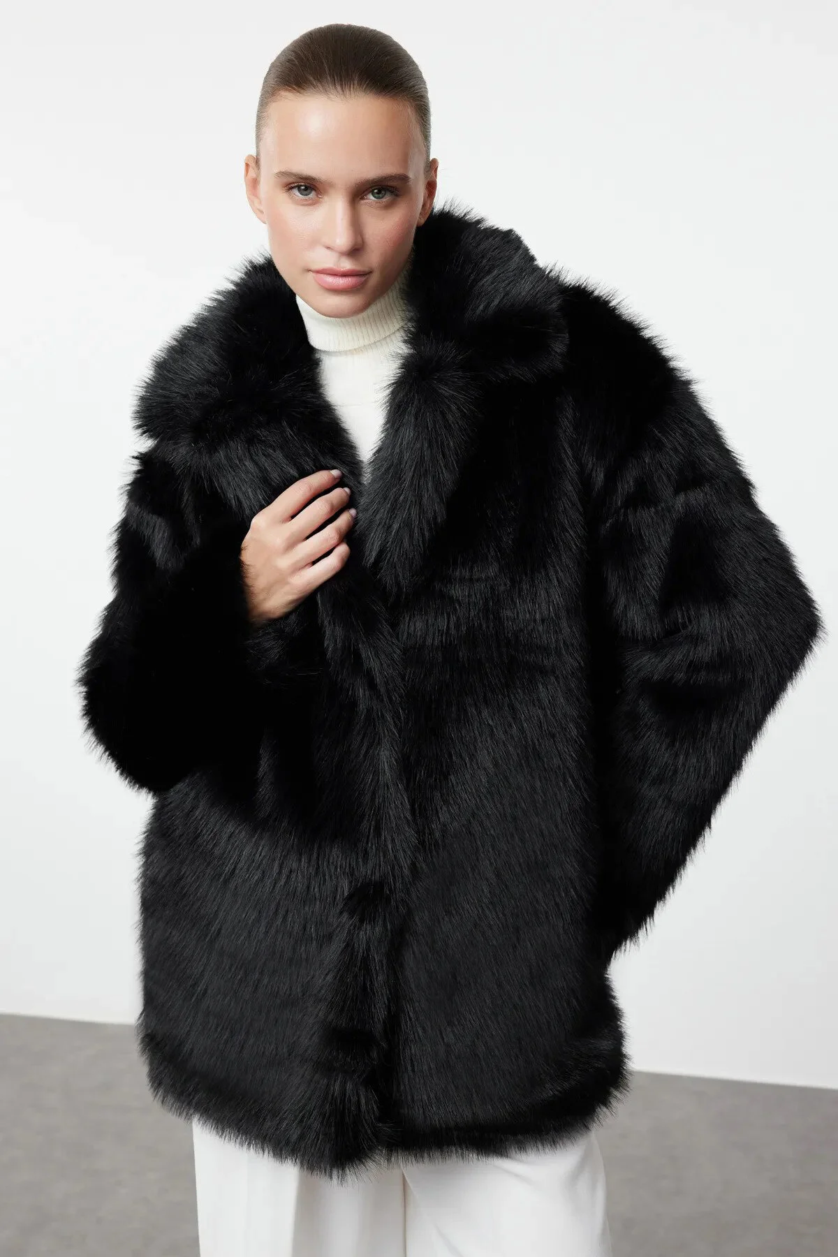 Bild von Trendyol Collection Übergroßer Schwarzer Pelzmantel - für Damen - M/L