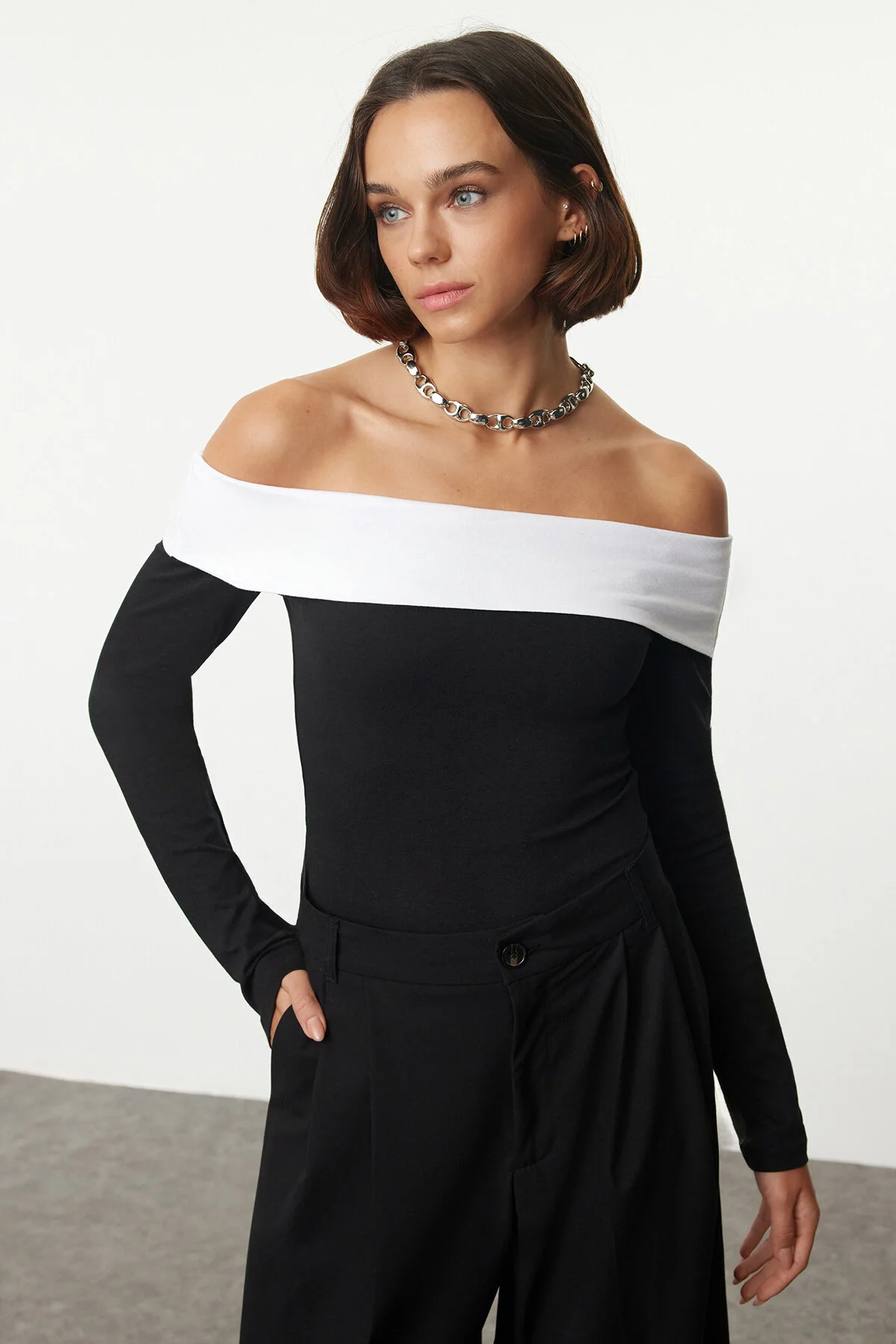 Bild von Trendyol Collection Schwarz-weiße Crop-bluse Aus Baumwolle Mit Carmen-kragen Twoaw25bz00198 für Damen - M