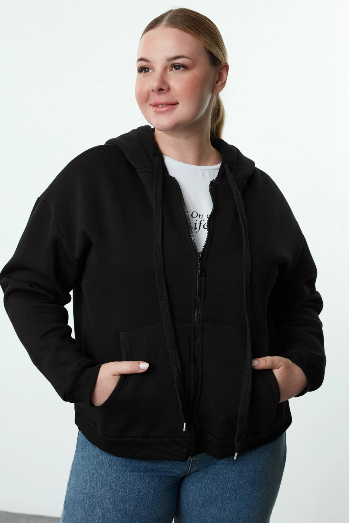 Bild von Trendyol Curve Plus-size-sweatshirt Aus Schwarzem Fleece Mit Kapuze für Damen - 3XL