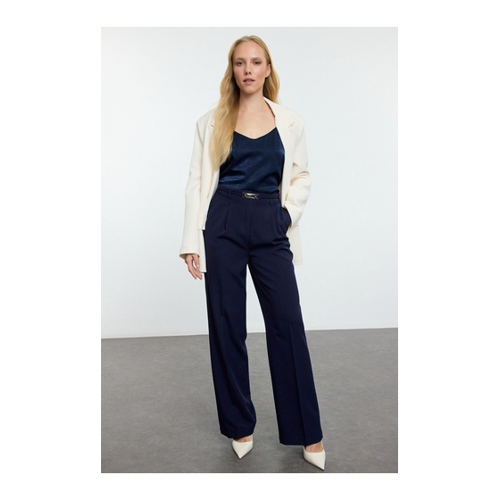 Bild von Trendyol Collection Marineblaue Stoffhose mit Weitem Bein und Gürteldetail für Damen