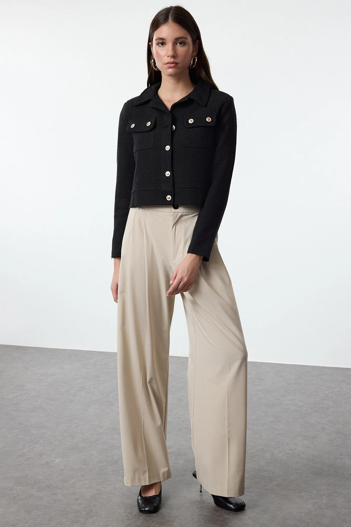 Bild von Trendyol Collection Black Gold Dore Crop Blazer Jacke – Hemdkragen, Knopf, Gewebt für Damen - 36