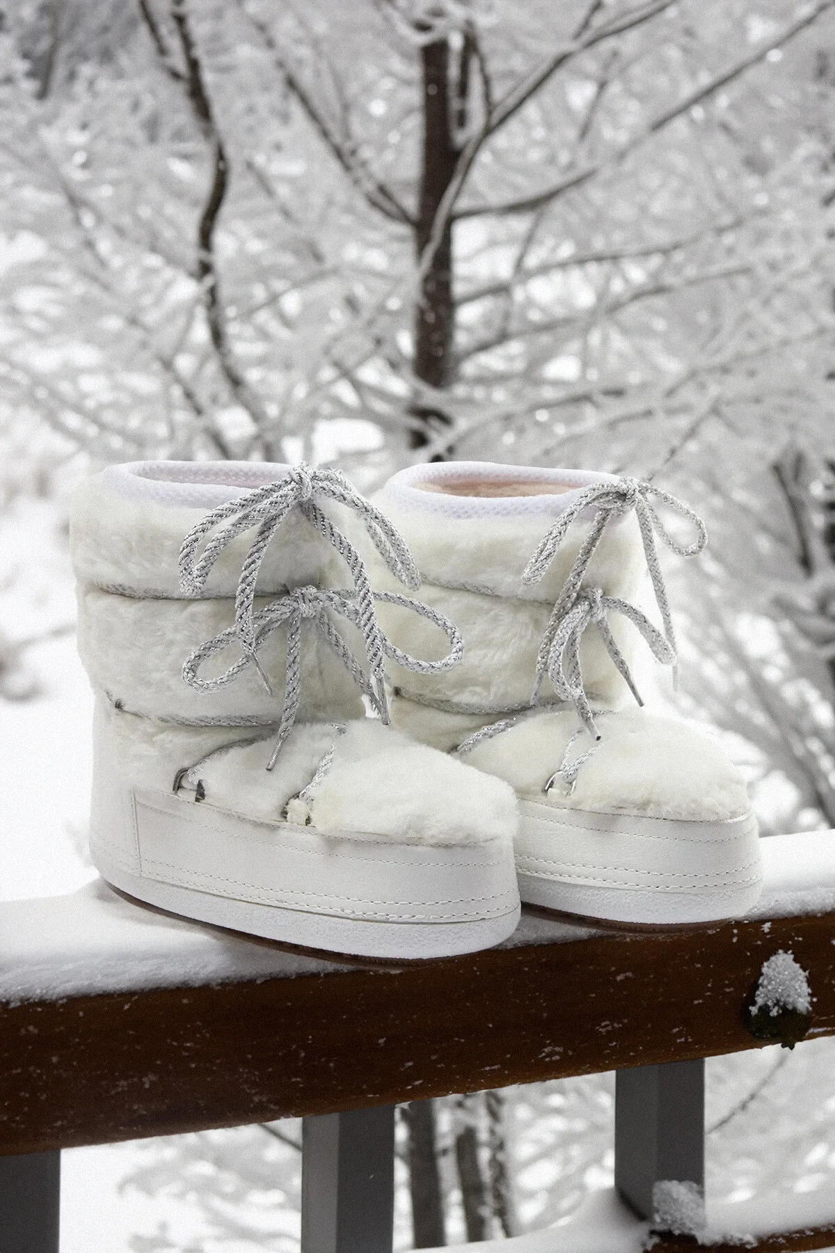 Bild von TRENDYOL SHOES Ecru Schafsfell Schnürstiefel Kurzer Flacher Absatz Schneestiefel für Damen - 40