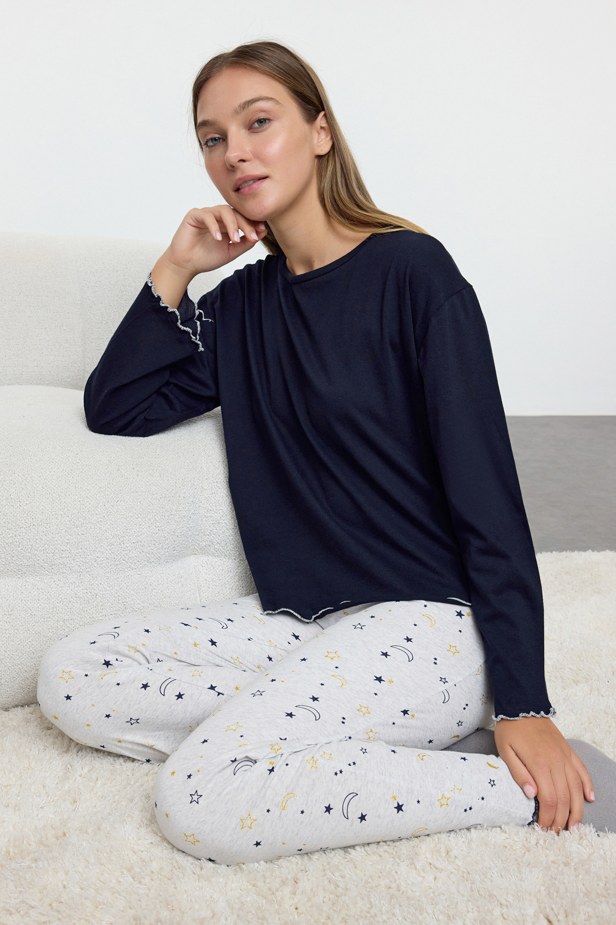 Bild von Trendyol Collection Marineblaues Baby-pyjama-set Mit Galaxiemuster – Mit Blatt- Und Overlock-detail für Damen - L