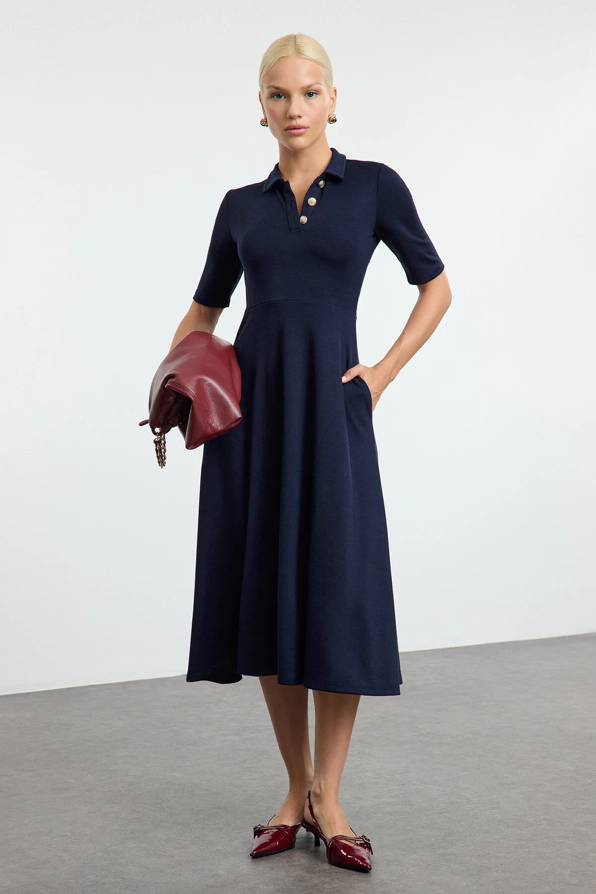 Bild von Trendyol Collection Marineblaues Midi-strickkleid – Dreiviertelärmel, Knopfkragen, Skater-stil, Taillenöffnung für Damen - XL