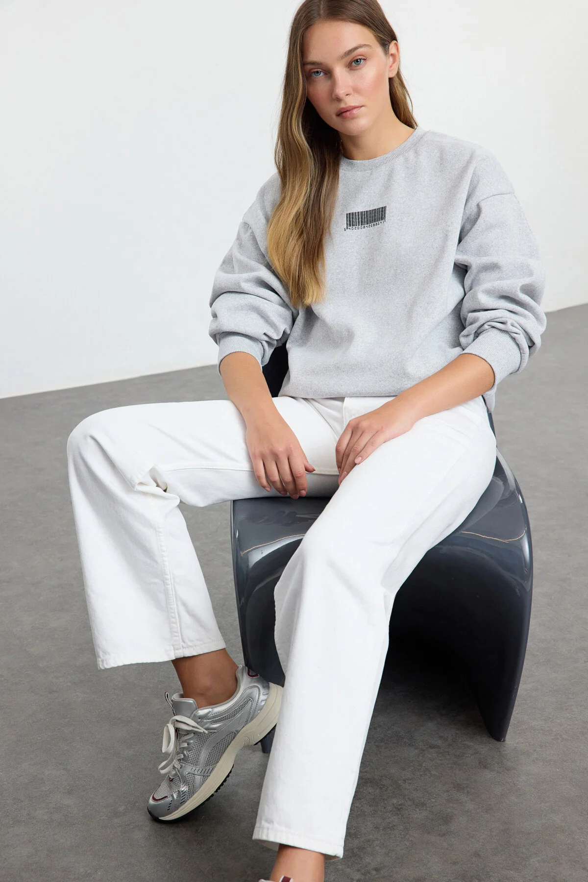 Bild von Trendyol Collection Fleece-sweatshirt In Grau-melange Mit Minimalem Muster Und Dicker Innenseite – Ballonärmel für Damen - L