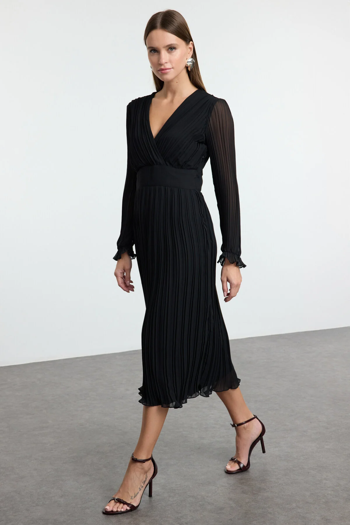 Bild von Trendyol Collection Schlichtes Schwarzes Maxikleid Mit Gürtel – für Damen - 40