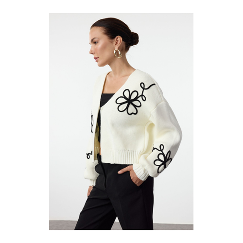 Bild von Trendyol Collection Strickjacke Mit V-Ausschnitt in Ecru