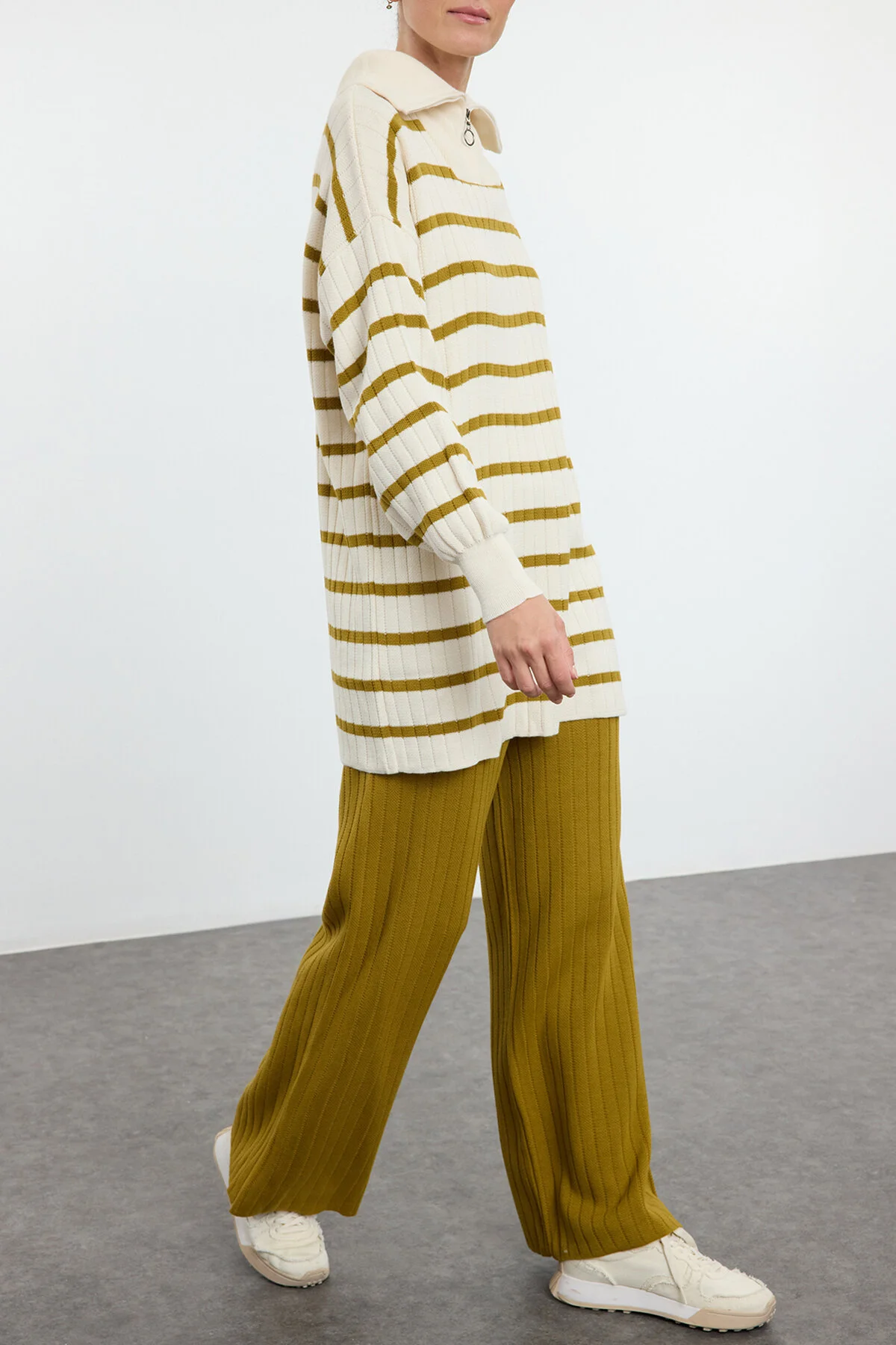 Bild von Edit by Trendyol Ölgrünes, Gestreiftes Strickpullover- Und Hosen-set – für Damen - L/XL