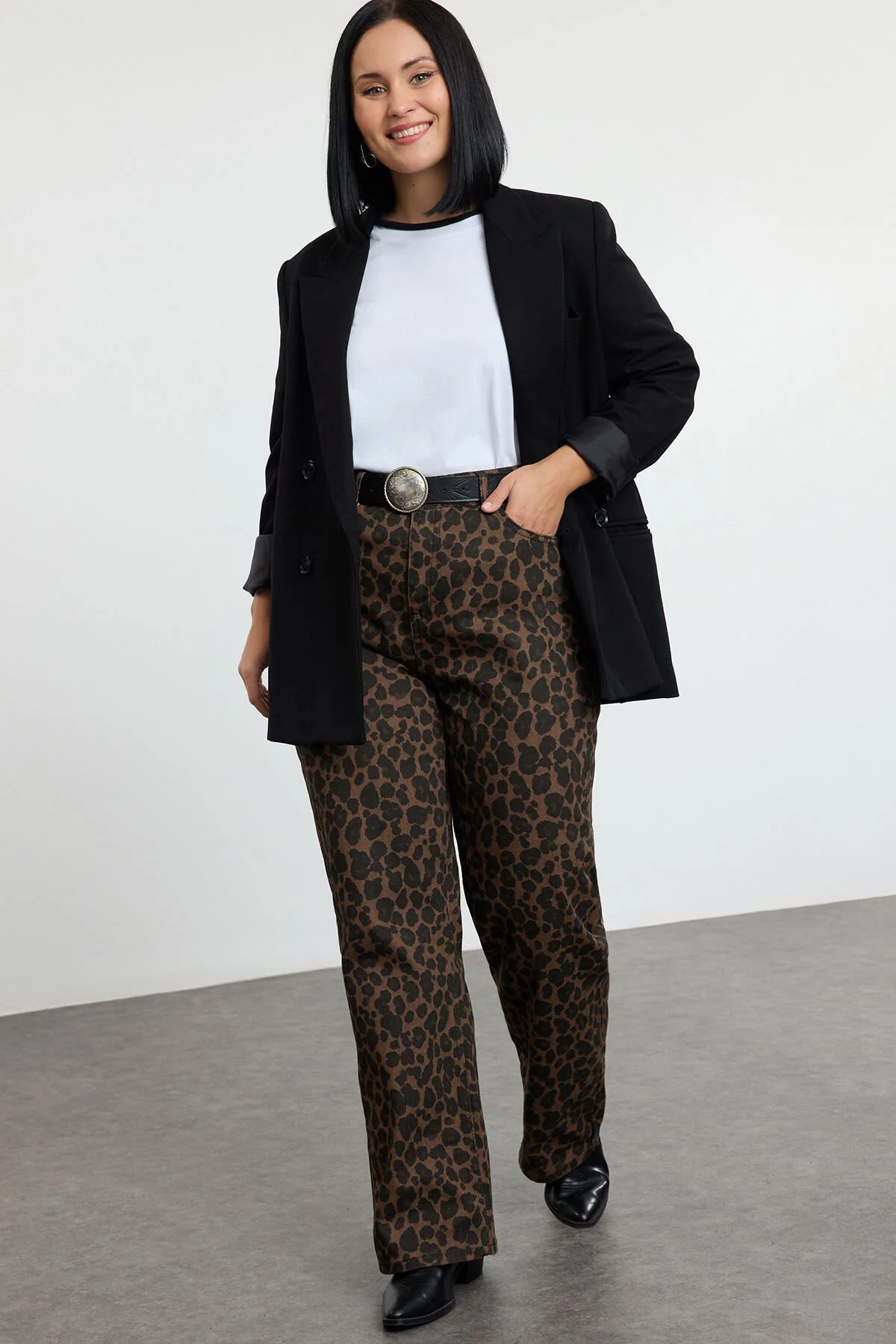 Bild von Trendyol Curve Große, Gerade Jeans Mit Leopardenmuster Und Hoher Taille – für Damen - 50