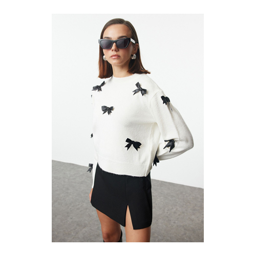 Bild von Trendyol Collection Weicher Strickpullover – Ecru mit Band- und Schleifendetail für Damen