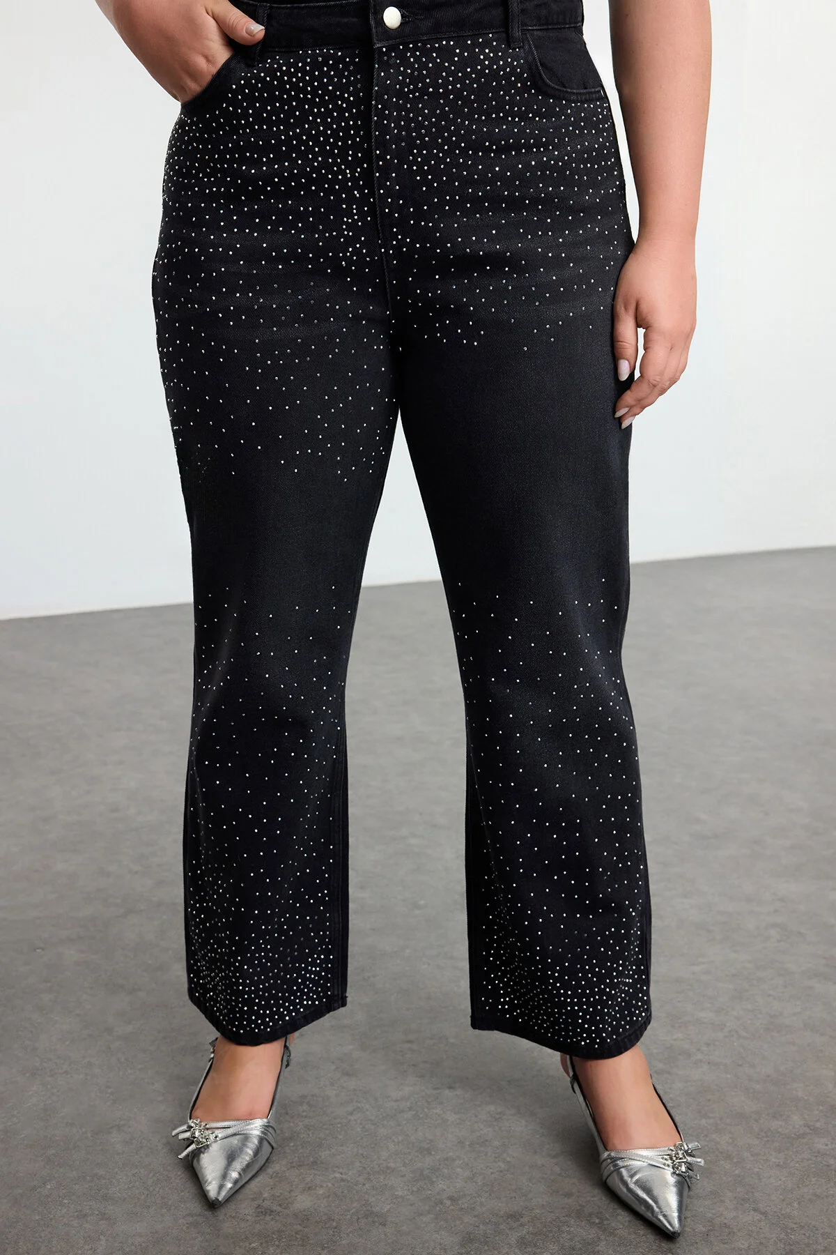 Bild von Trendyol Curve Anthrazitfarbene Gerade Jeans Mit Hoher Taille Und Strasssteinen – für Damen - 48
