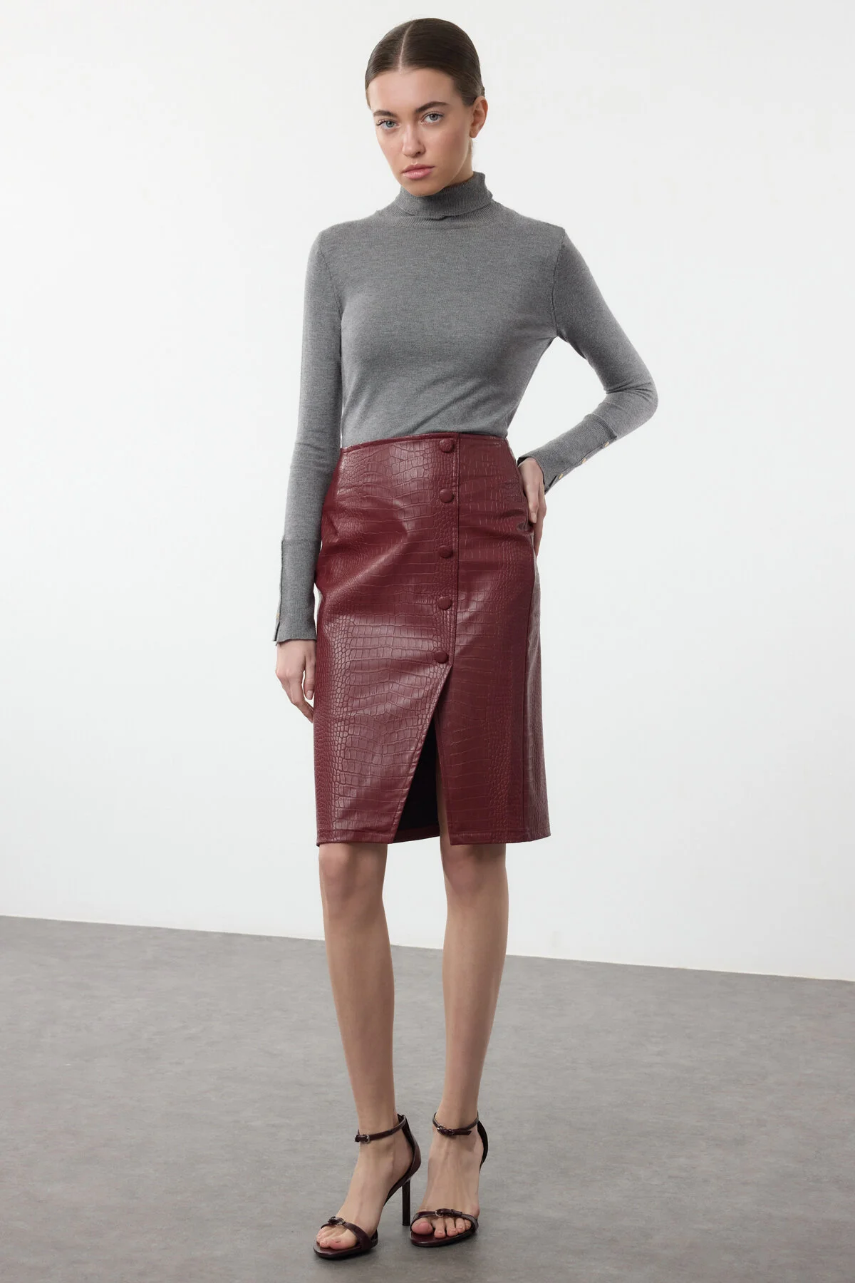 Bild von Trendyol Collection Dunkelroter Midirock Aus Schlangenlederimitat – Schlitzdetail, Limited Edition für Damen - 42