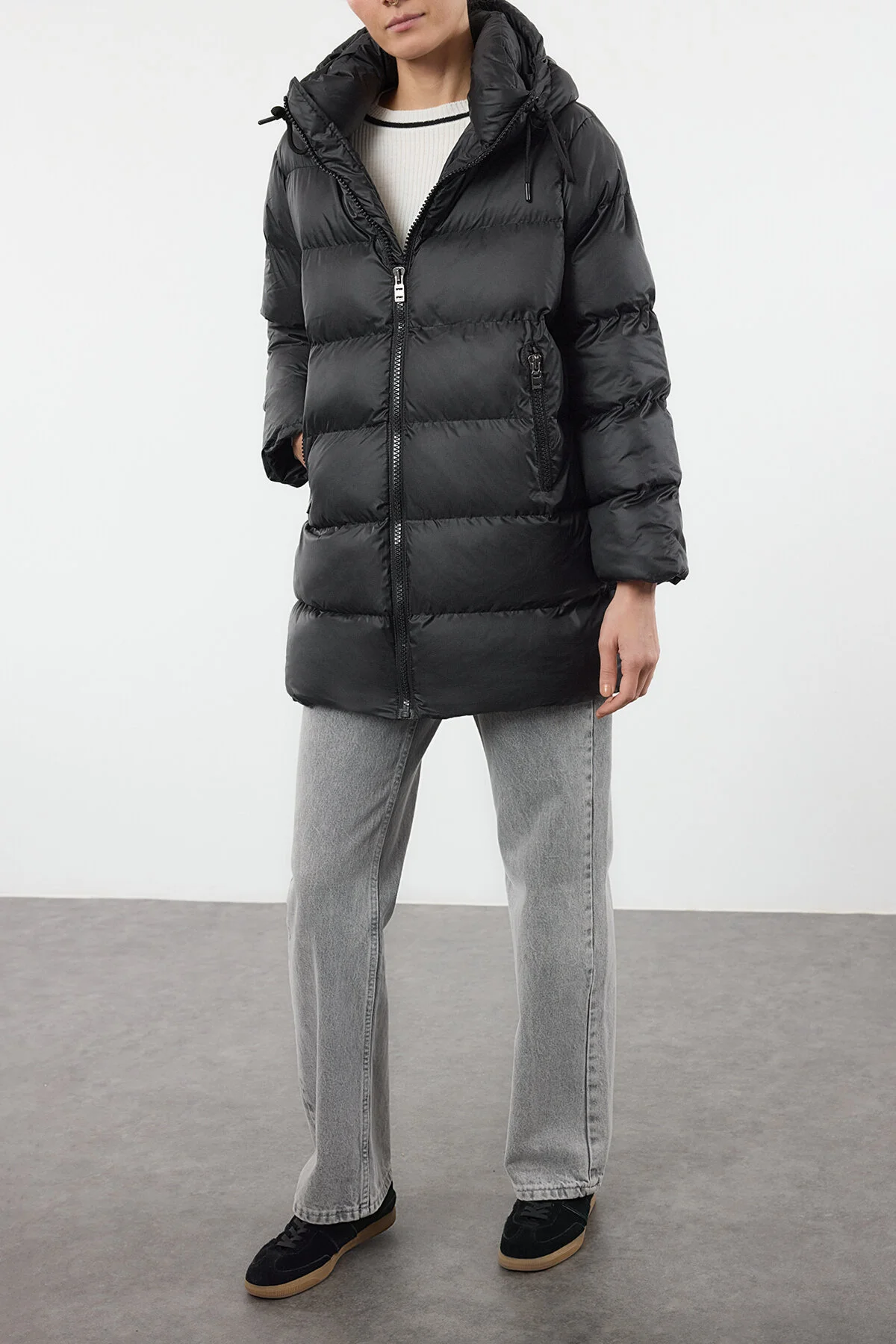 Bild von Edit by Trendyol Schwarze Regular Fit Pufferjacke Mit Kapuze für Damen - XS
