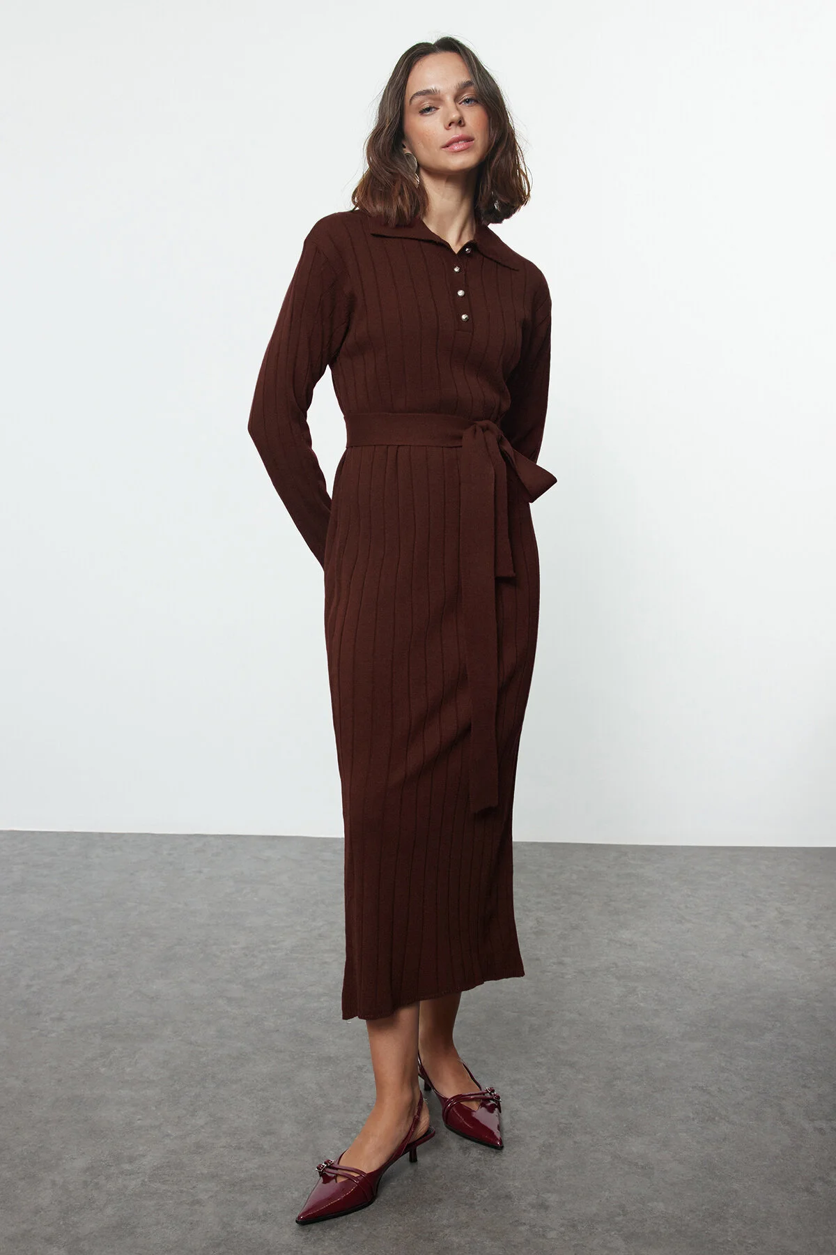 Bild von Trendyol Modest Braunes Strickkleid Mit Polokragen Und Knopfleiste, Geripptes Strickkleid für Damen - S