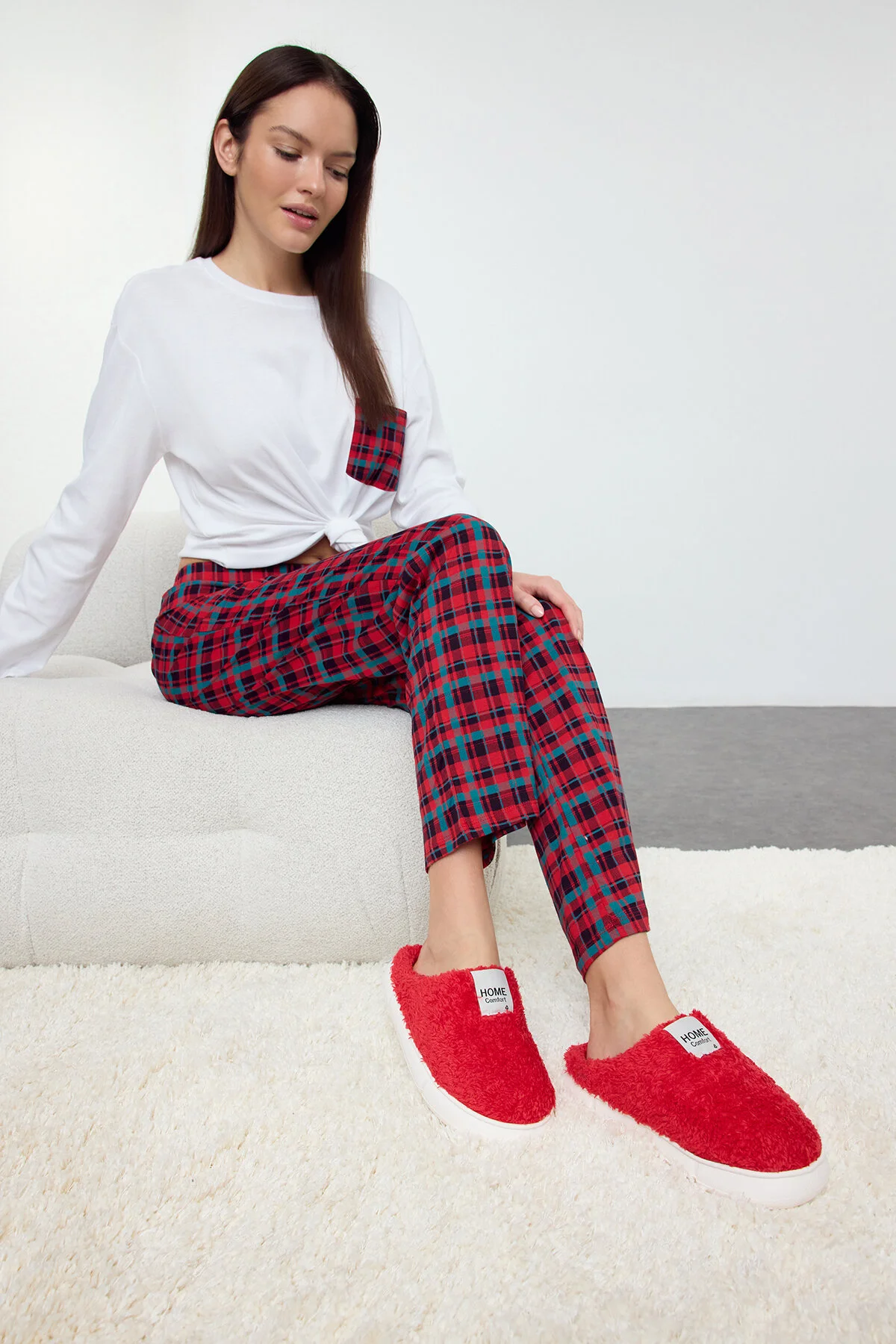 Bild von TRENDYOL SHOES Rote Plüsch-hausschuhe Mit Gewebtem Etikett für Damen - 38