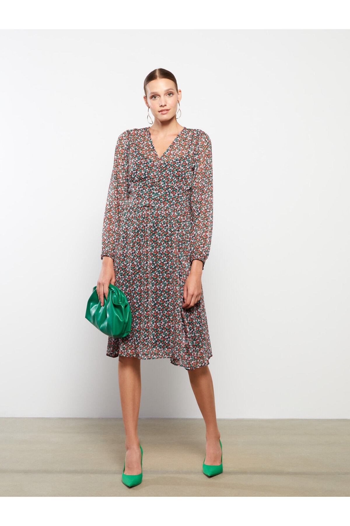 Bild von LC Waikiki Gemustertes Chiffon-kleid Mit V-ausschnitt Und Langen Ärmeln für Damen - 46