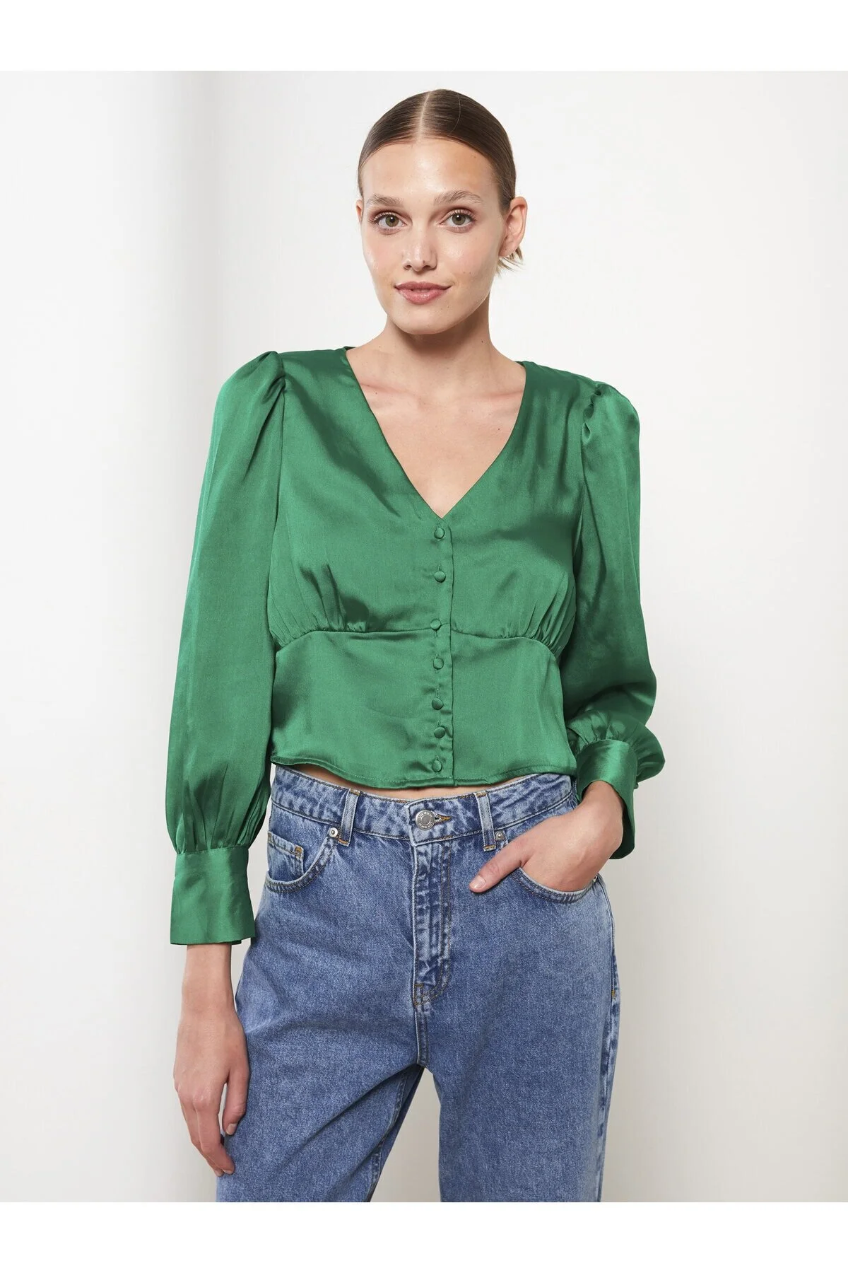 Bild von LC Waikiki Einfarbige Bluse Aus Satin Mit V-ausschnitt Und Langen Ärmeln für Damen - 36
