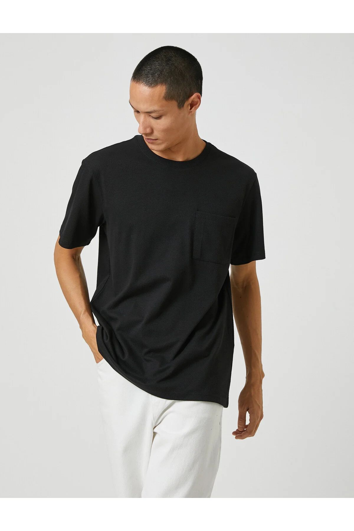 Bild von Koton Basic-t-shirt Mit Rundhalsausschnitt, Kurzen Ärmeln Und Taschendetail für Herren - M