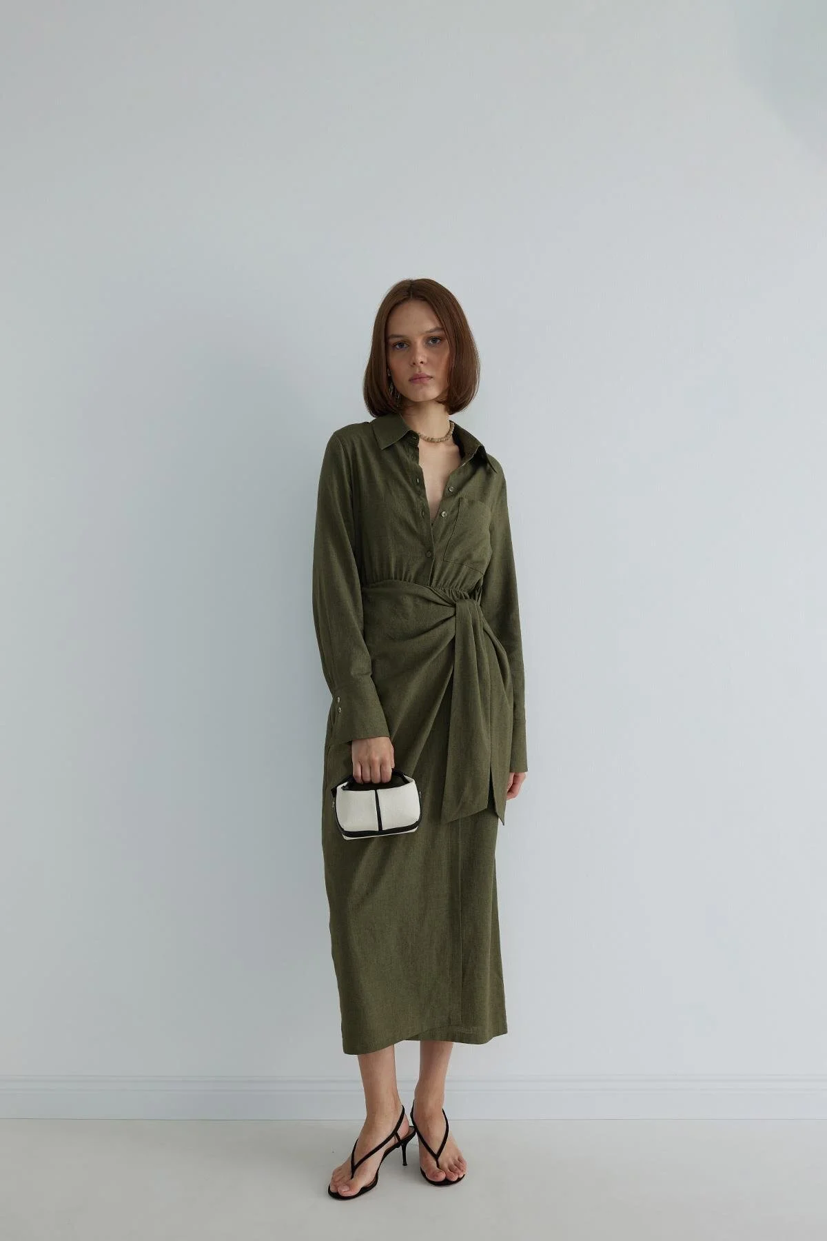 Bild von Suud Collection Khakifarbenes Leinenkleid – Wickelkragen, Nolid-farbe - 36