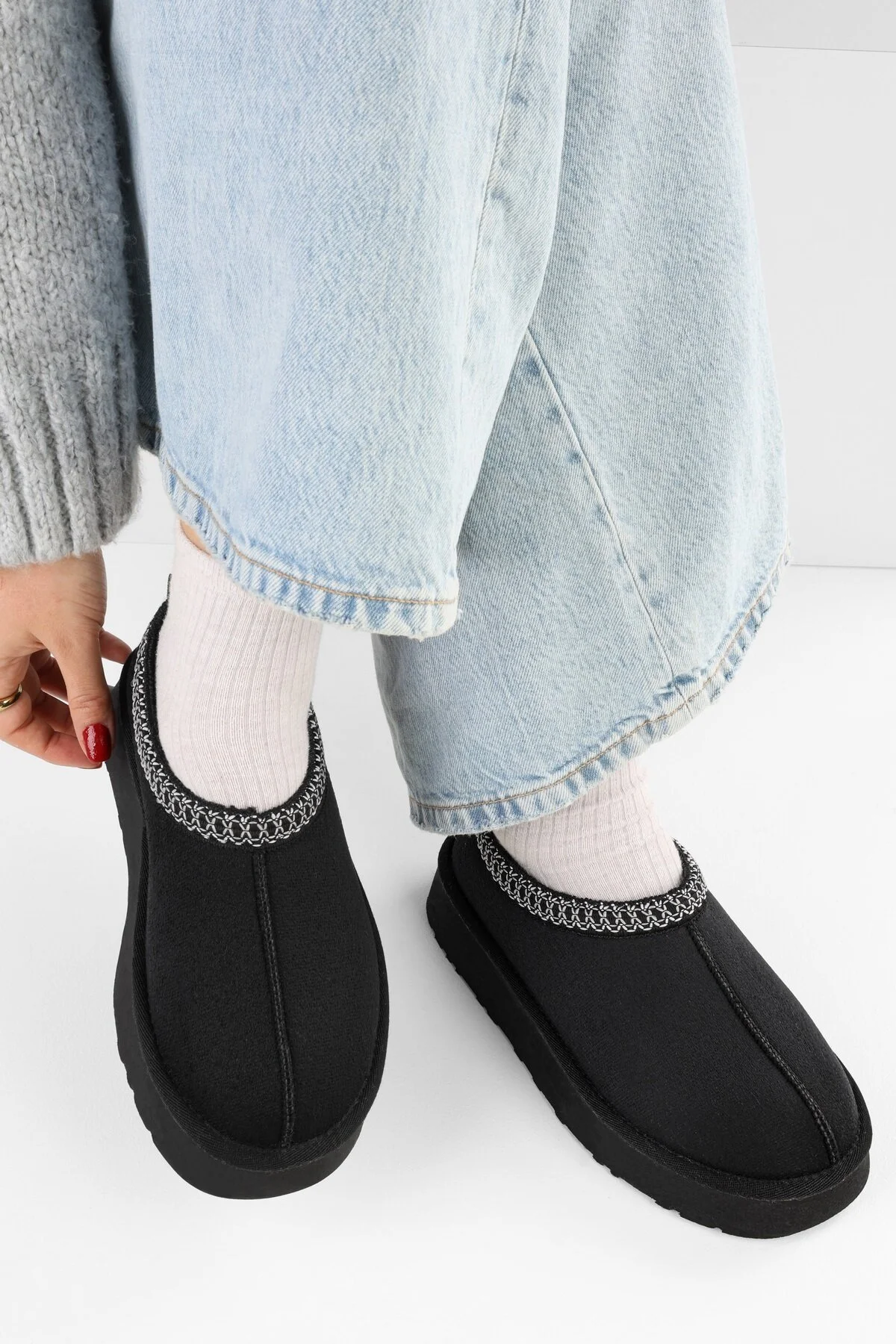 Bild von Shoeberry Uggps Schwarze Pelzige Kurze Wildleder Flache Hausschuhe Schwarzes Textil für Damen - 38