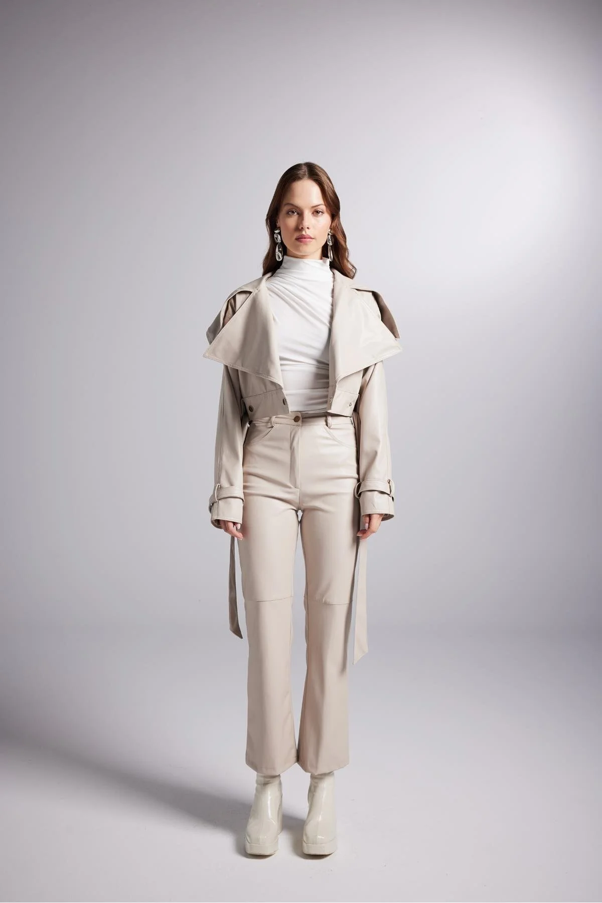 Bild von HOLLY LOLLY Hohe Taille, Gerader Schnitt, Knöchellange Lucy-hose Aus Kunstleder, Beige für Damen - L