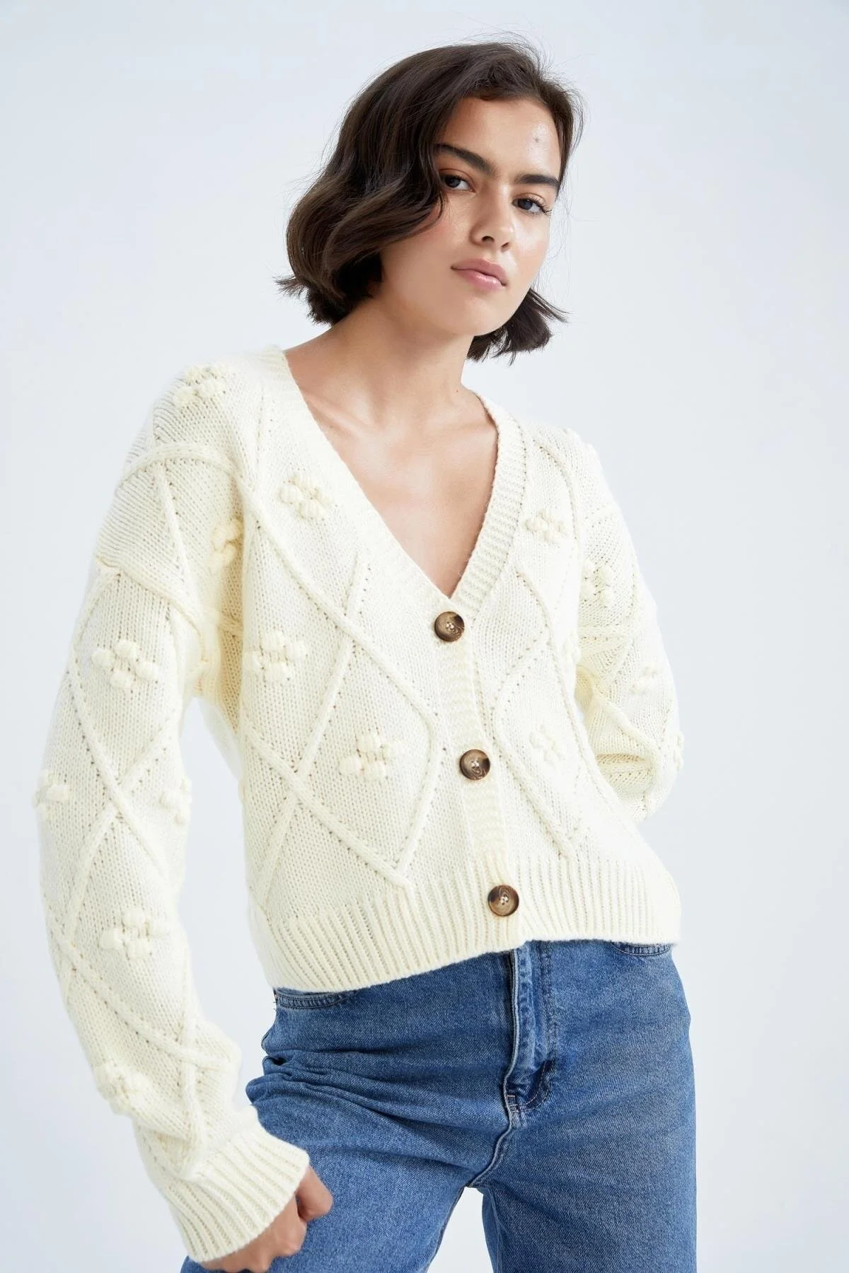 Bild von DeFacto Geknöpfter Crop-strick-cardigan Mit Pompom-muster für Damen - 2XL