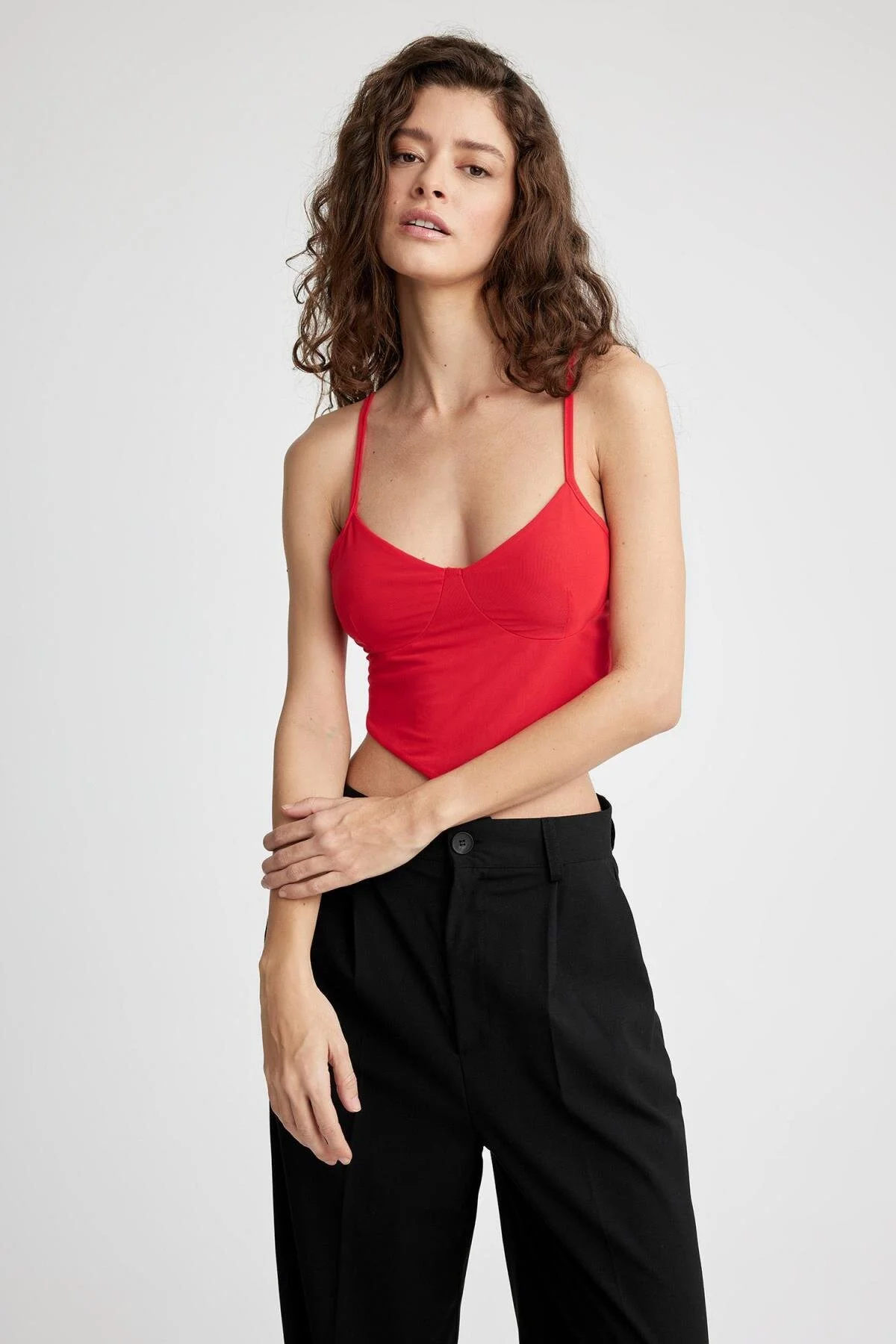 Bild von DeFacto Figurbetontes Rotes Tanktop Mit Herzförmigem Kragenriemen Z0109az22hs für Damen - M