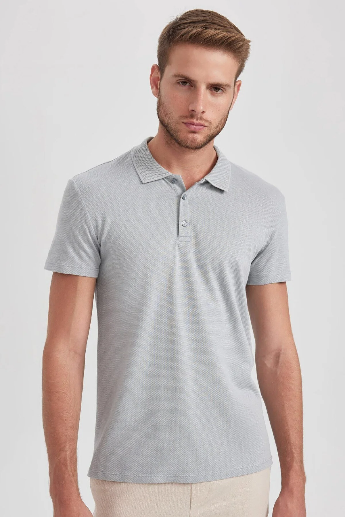 Bild von DeFacto Schmal Geschnittenes, Schmal Geschnittenes, Kurzärmliges Baumwoll-basic-t-shirt Mit Polokragen M6609az23sp für Herren - L